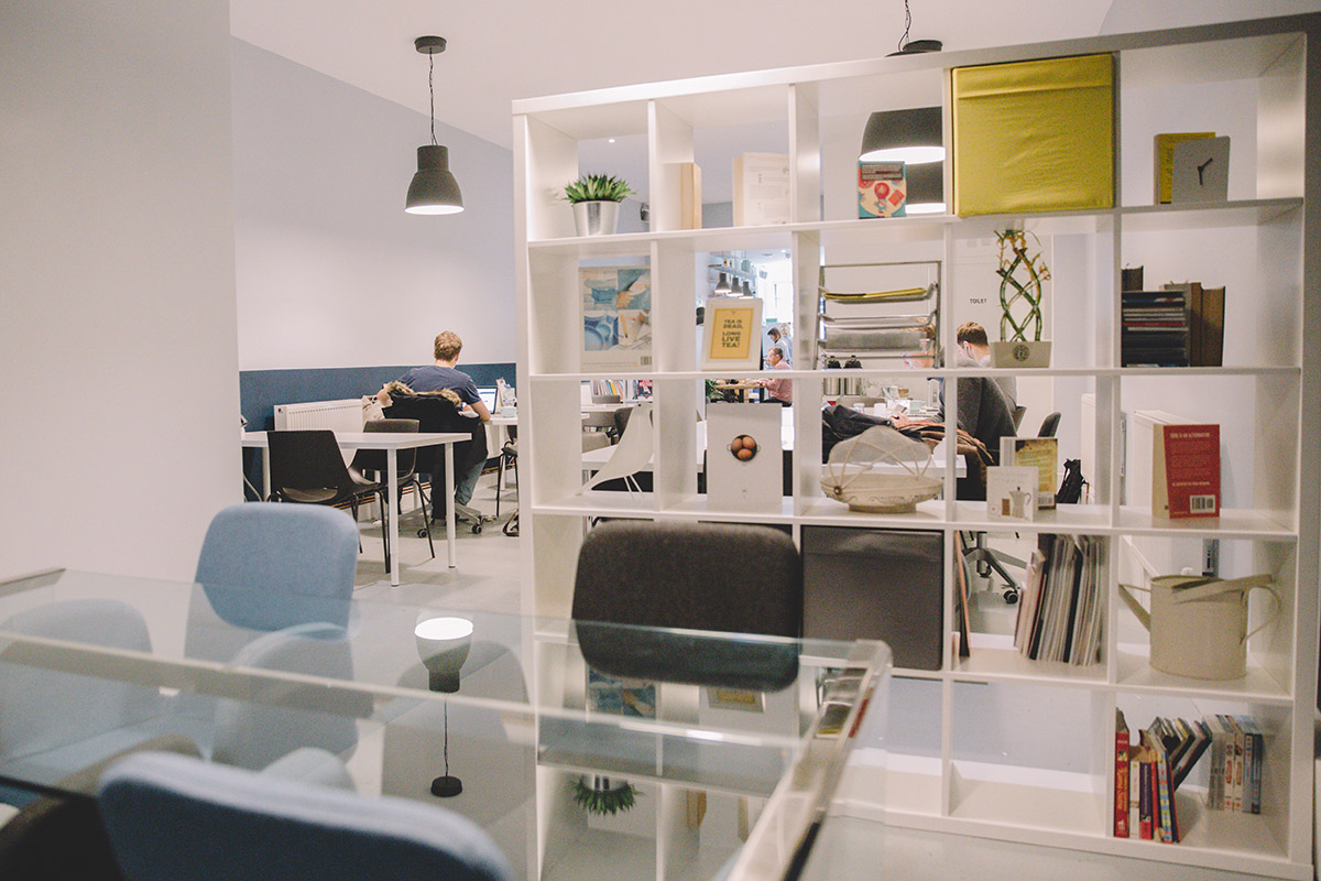 CAYA Evening workspace with modern furniture, ideal for meetings and events.