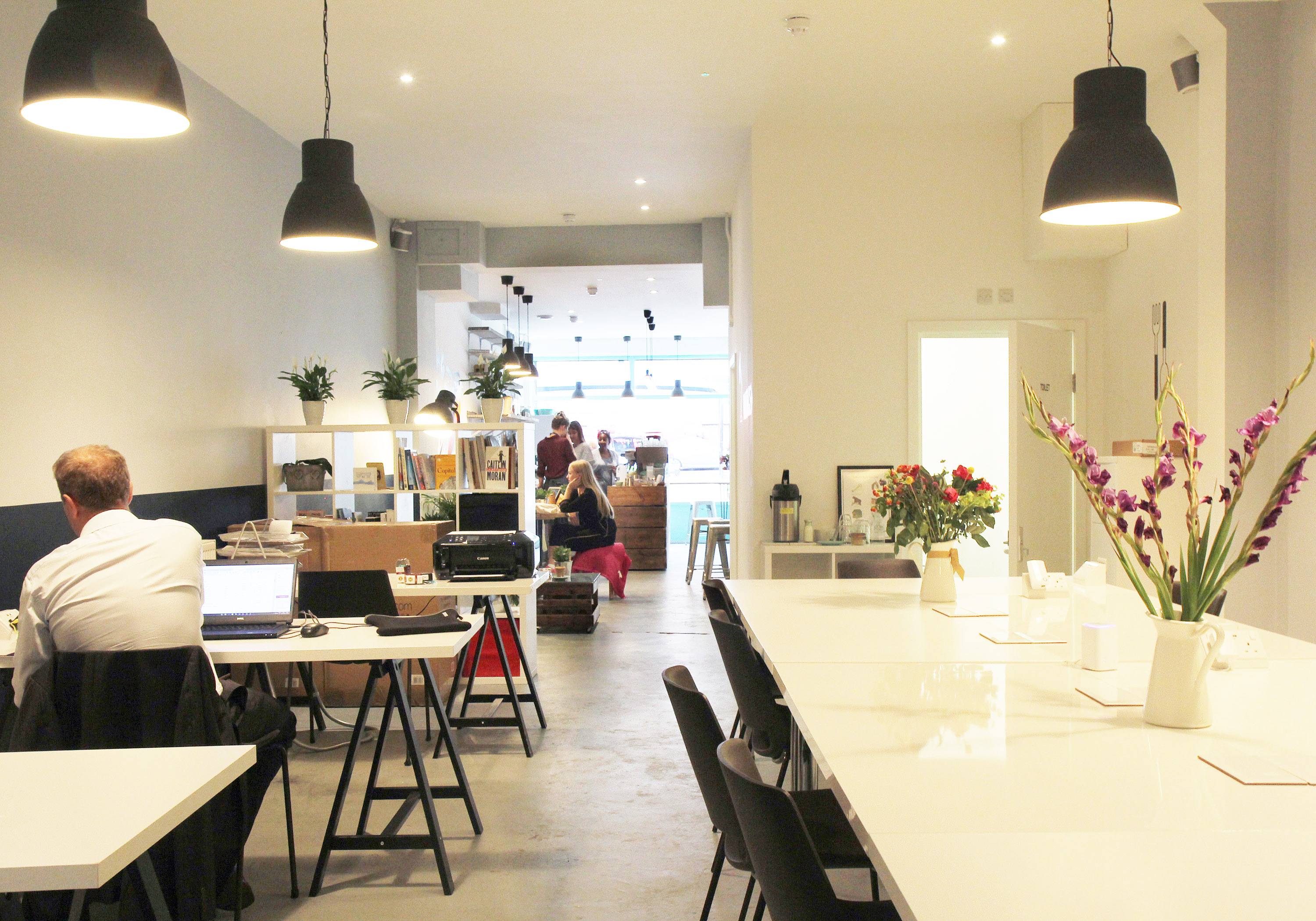 Modern CAYA venue with bright decor for events and meetings. Ideal for workshops.