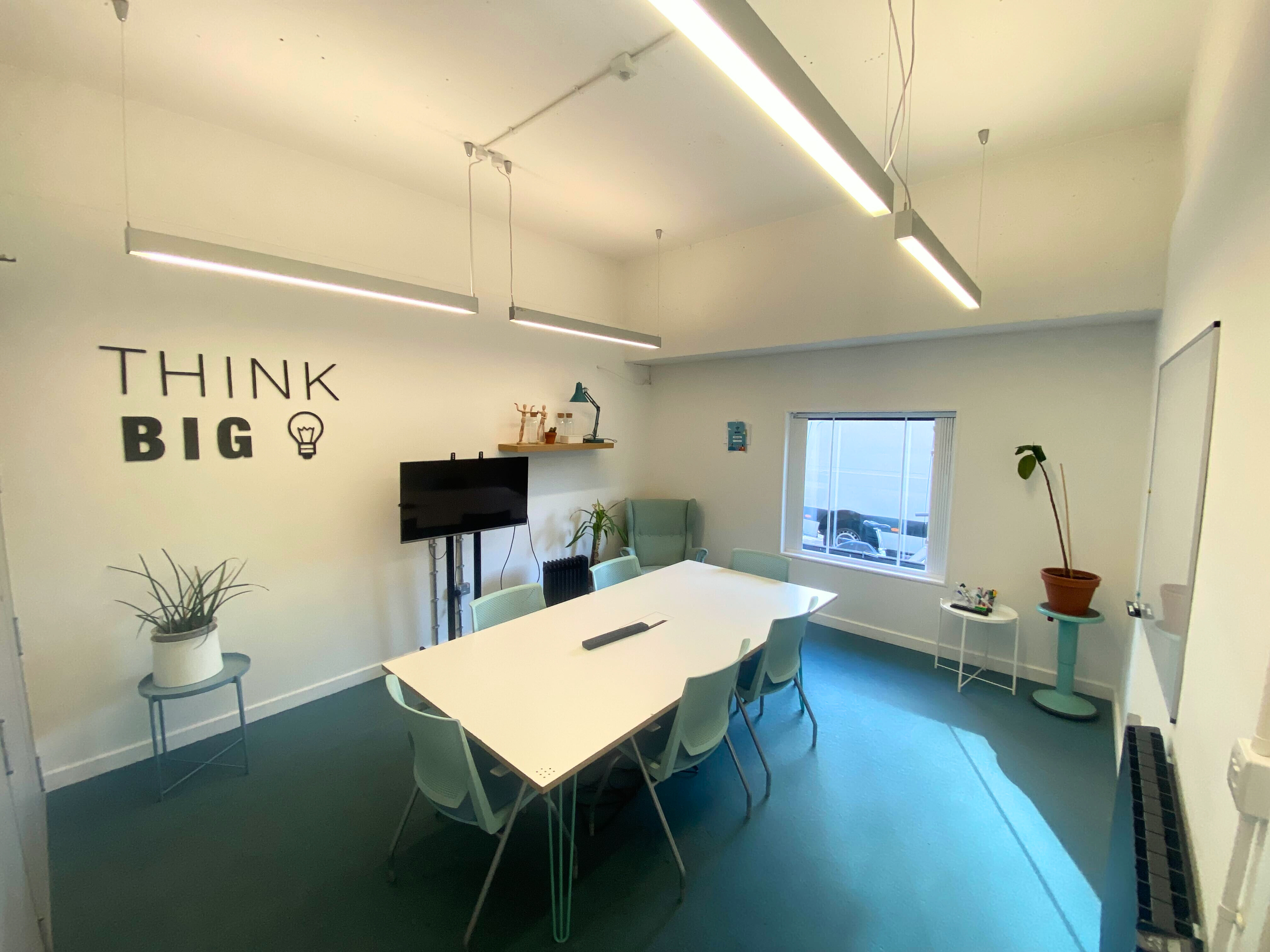 Modern meeting room with large table, ideal for creative brainstorming sessions.