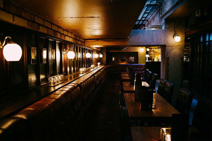 Stylish bar with leather banquette, ideal for networking and intimate gatherings.