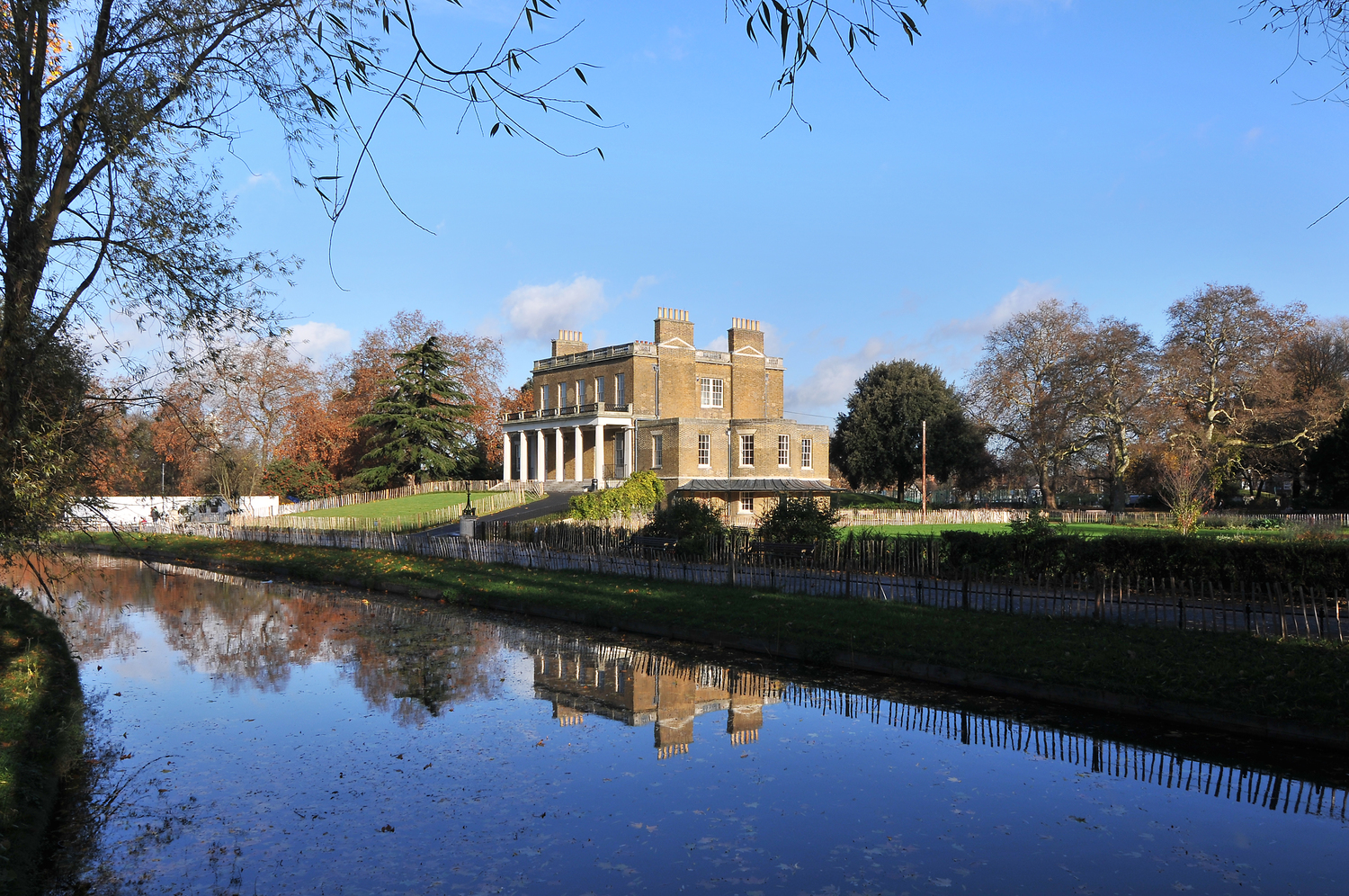 Charming Clissold House dining room, ideal for weddings and outdoor events.