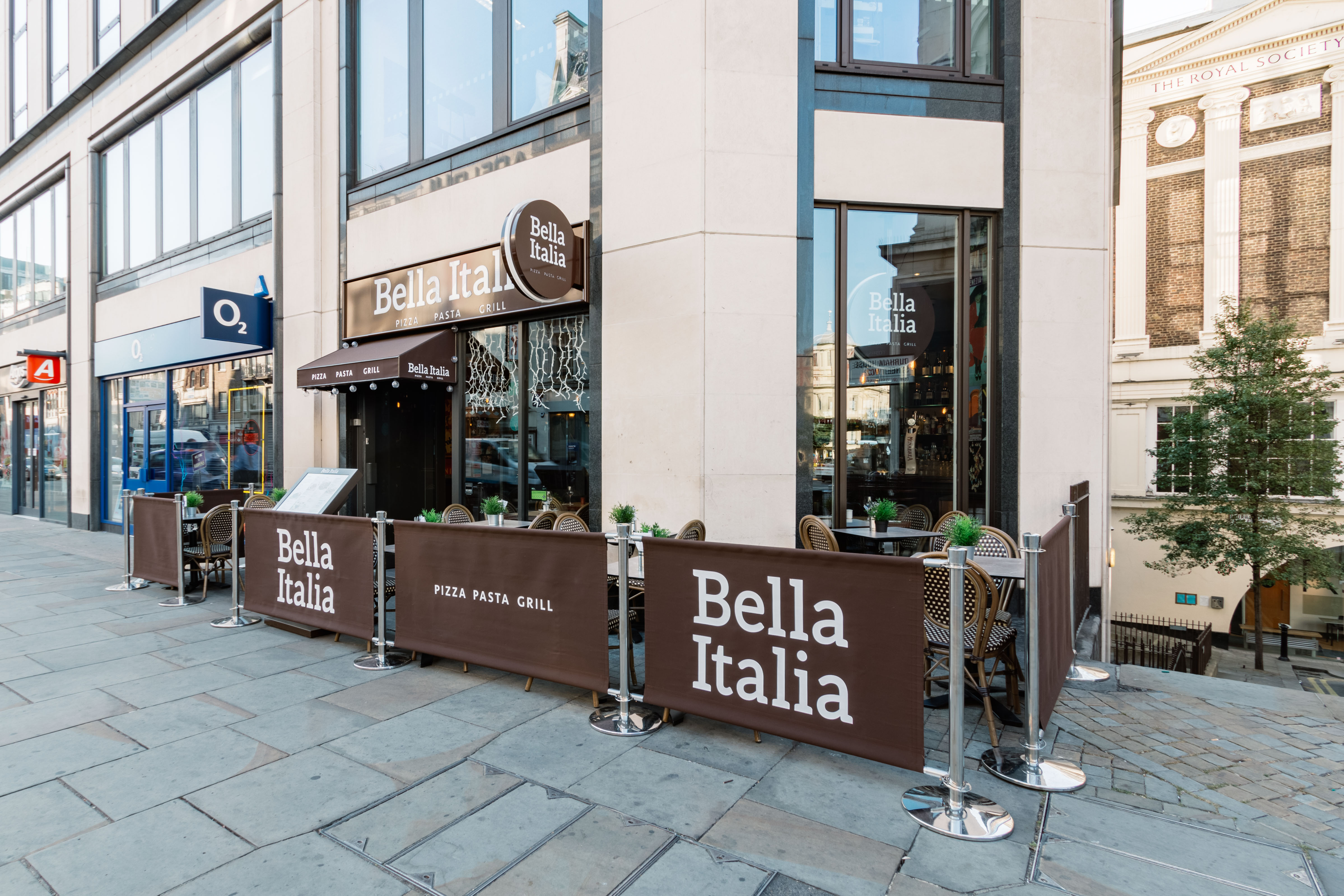 Vibrant outdoor dining at Bella Italia Strand, perfect for casual meetings and networking.