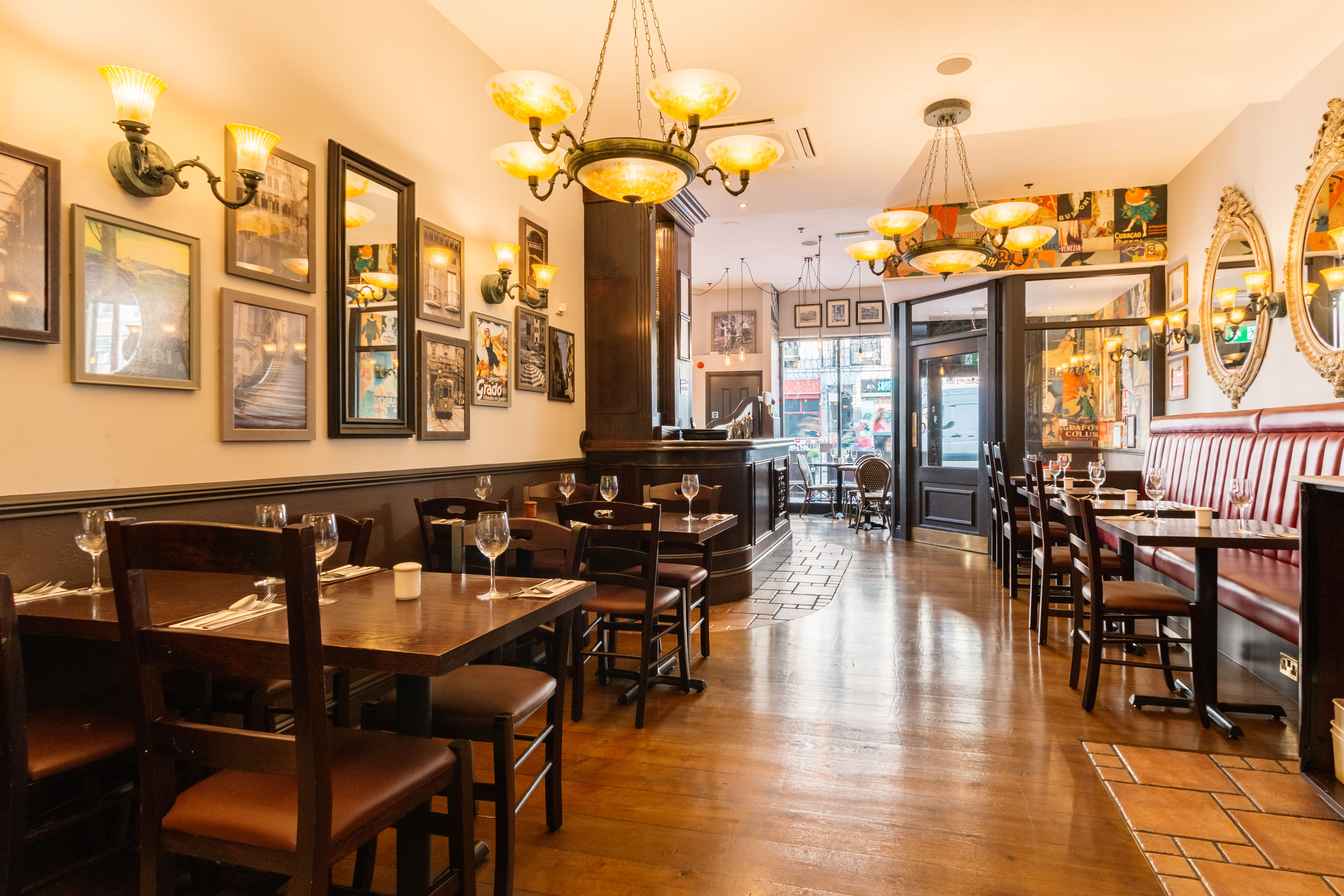 Charming dining space in Bella Italia Strand for intimate gatherings and corporate events.