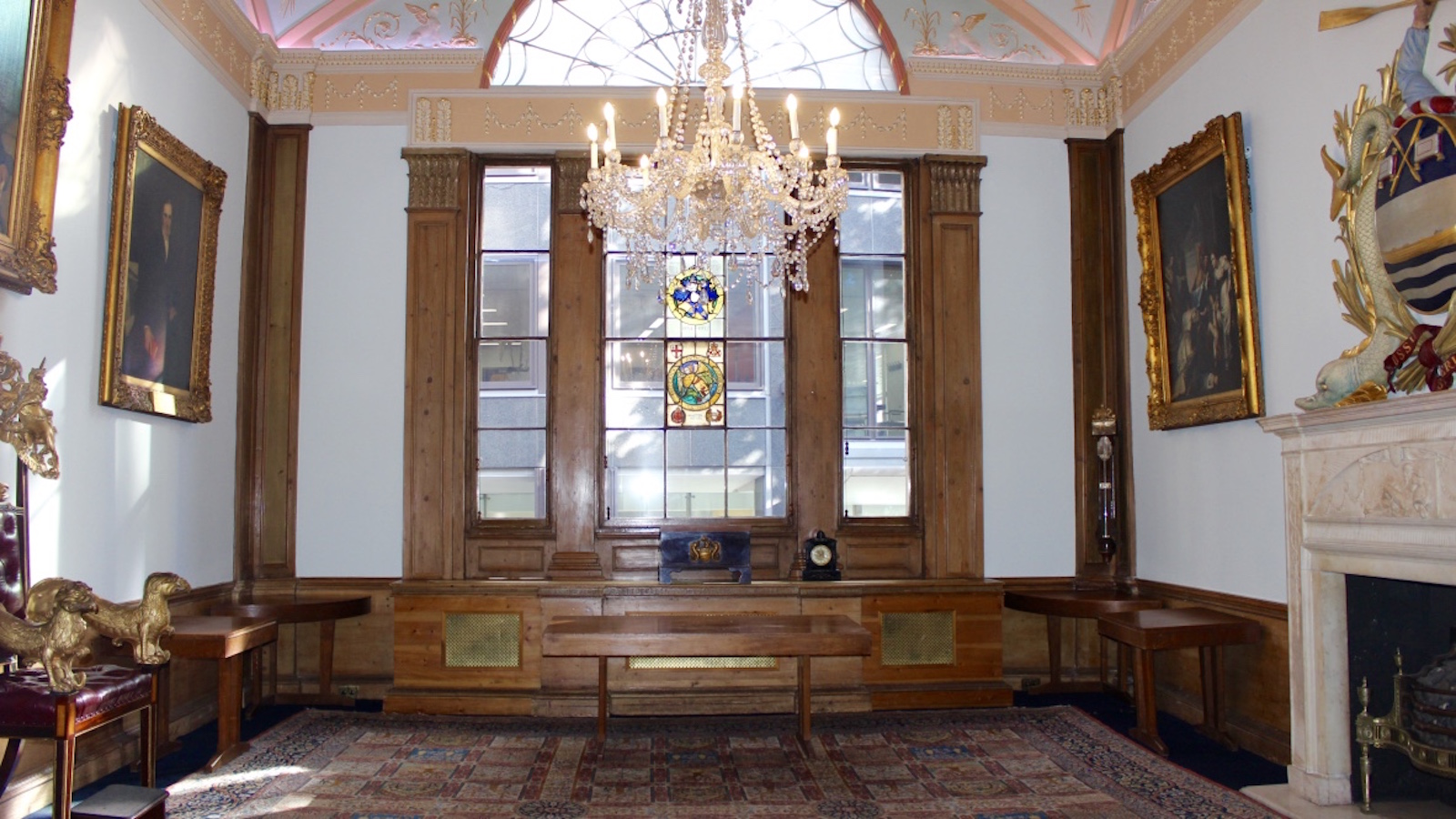 Elegant courtroom with chandelier, ideal for meetings and networking events.