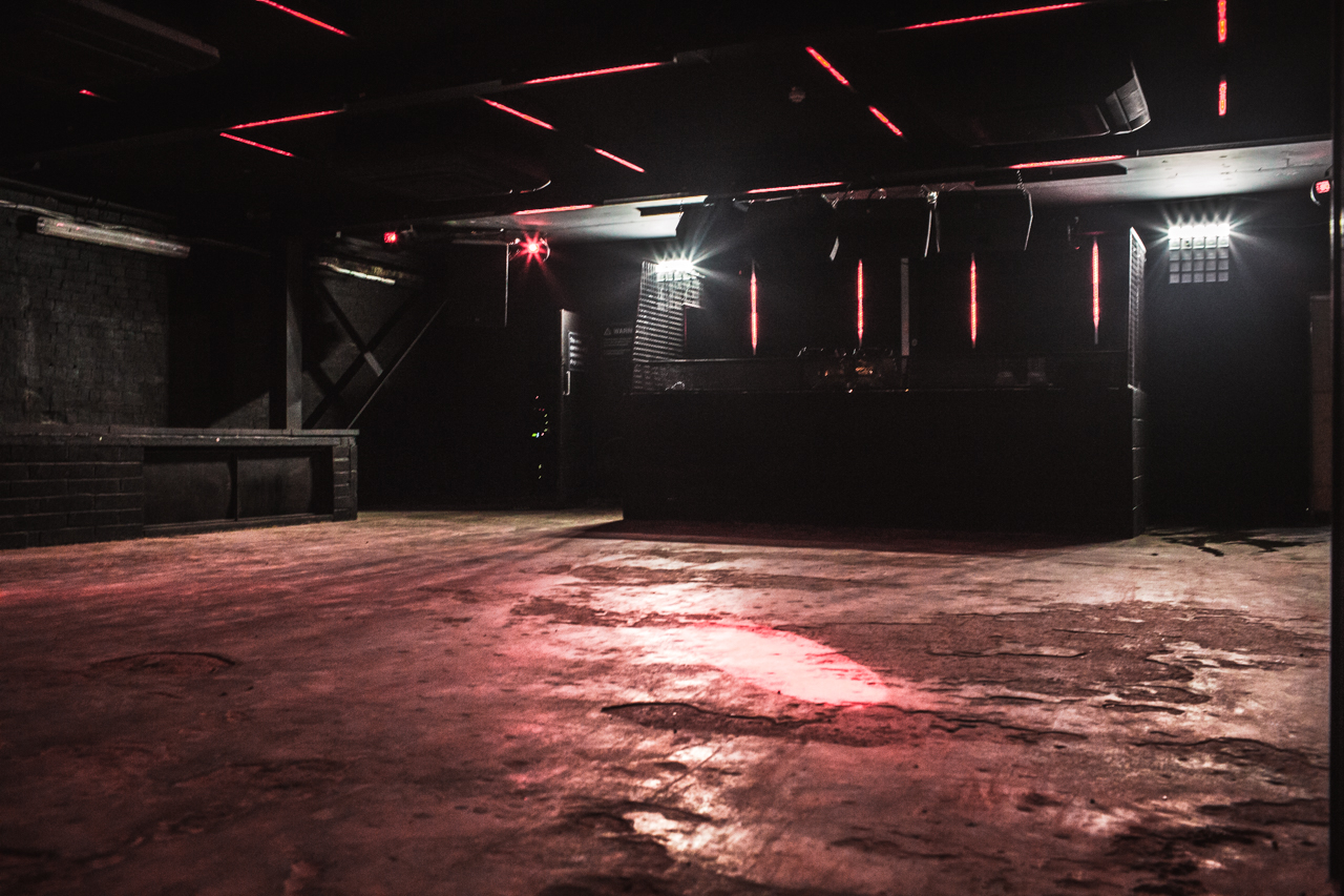 Versatile industrial event space with dynamic lighting at The Blackbox, ideal for gatherings.