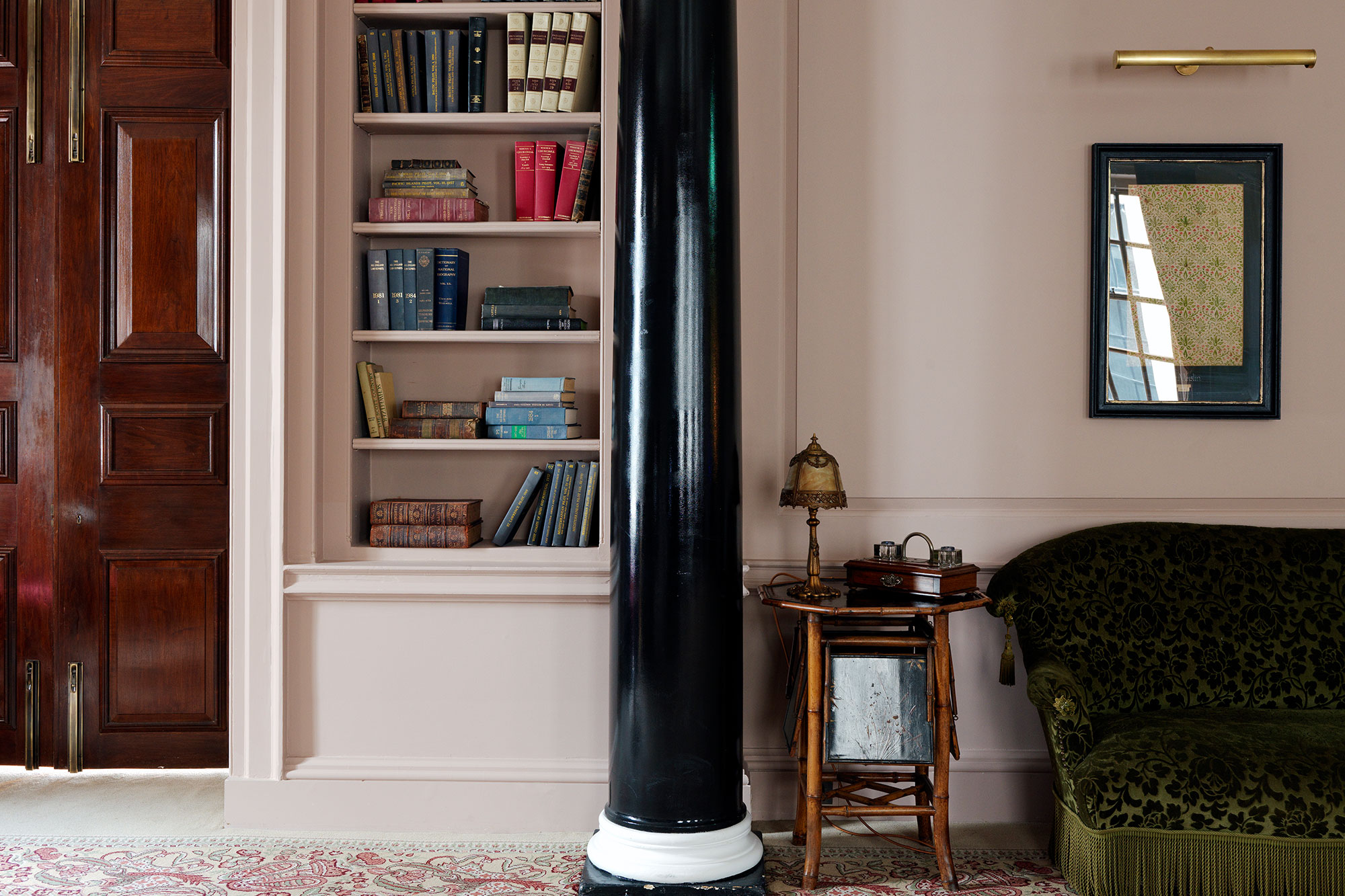 Sophisticated meeting space in The Ned with black column, ideal for gatherings and brainstorming.