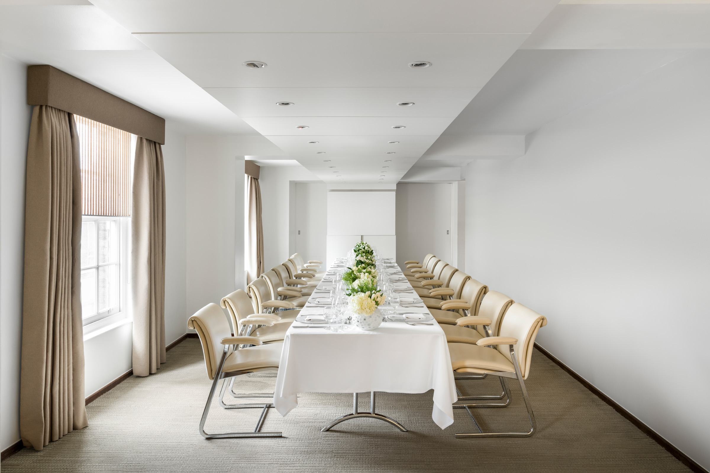 Modern meeting room at COMO Metropolitan London, ideal for corporate events and gatherings.