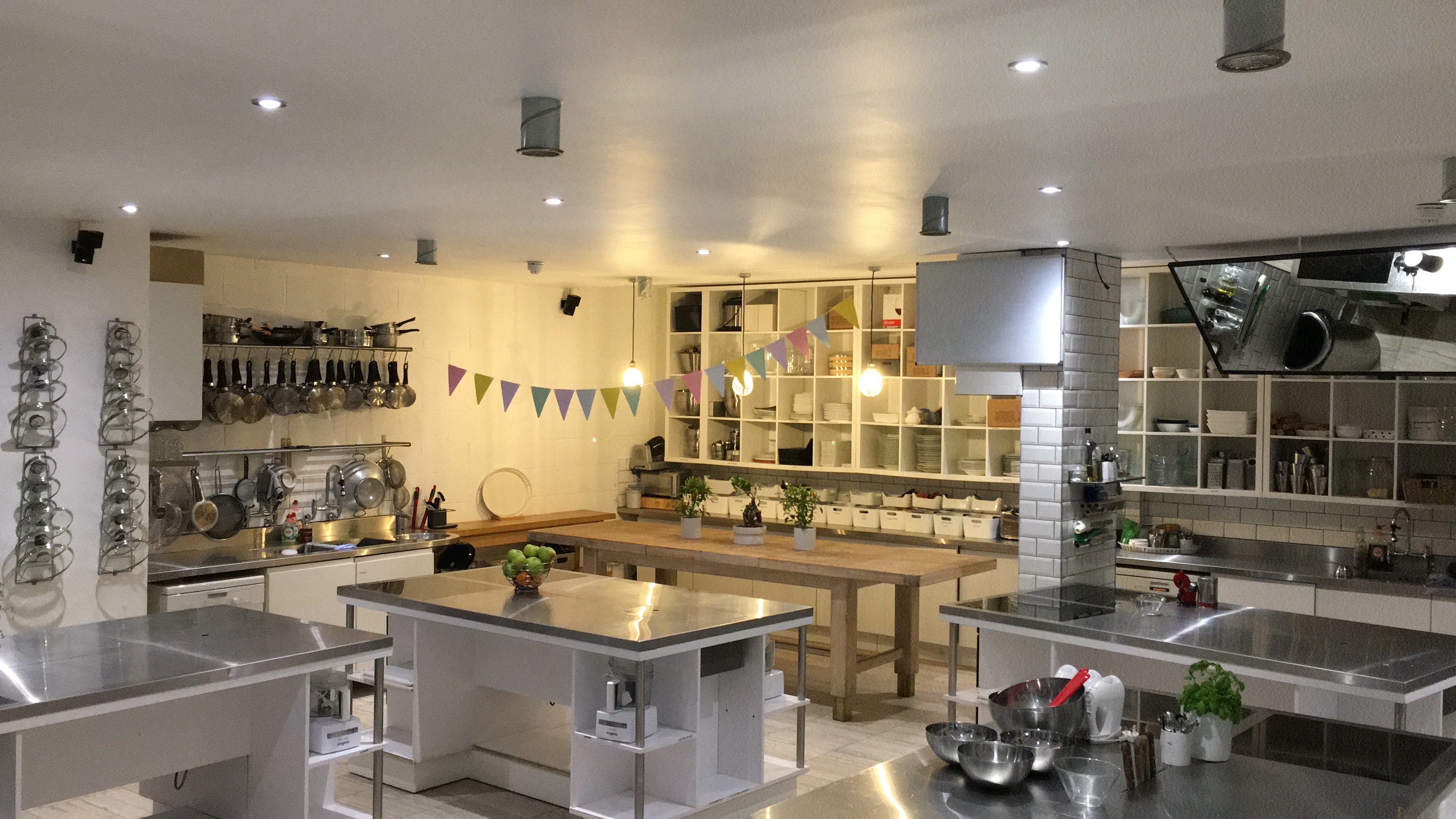 Professional Kitchen to rent & hire - 2x0rbjneqsd.jpg