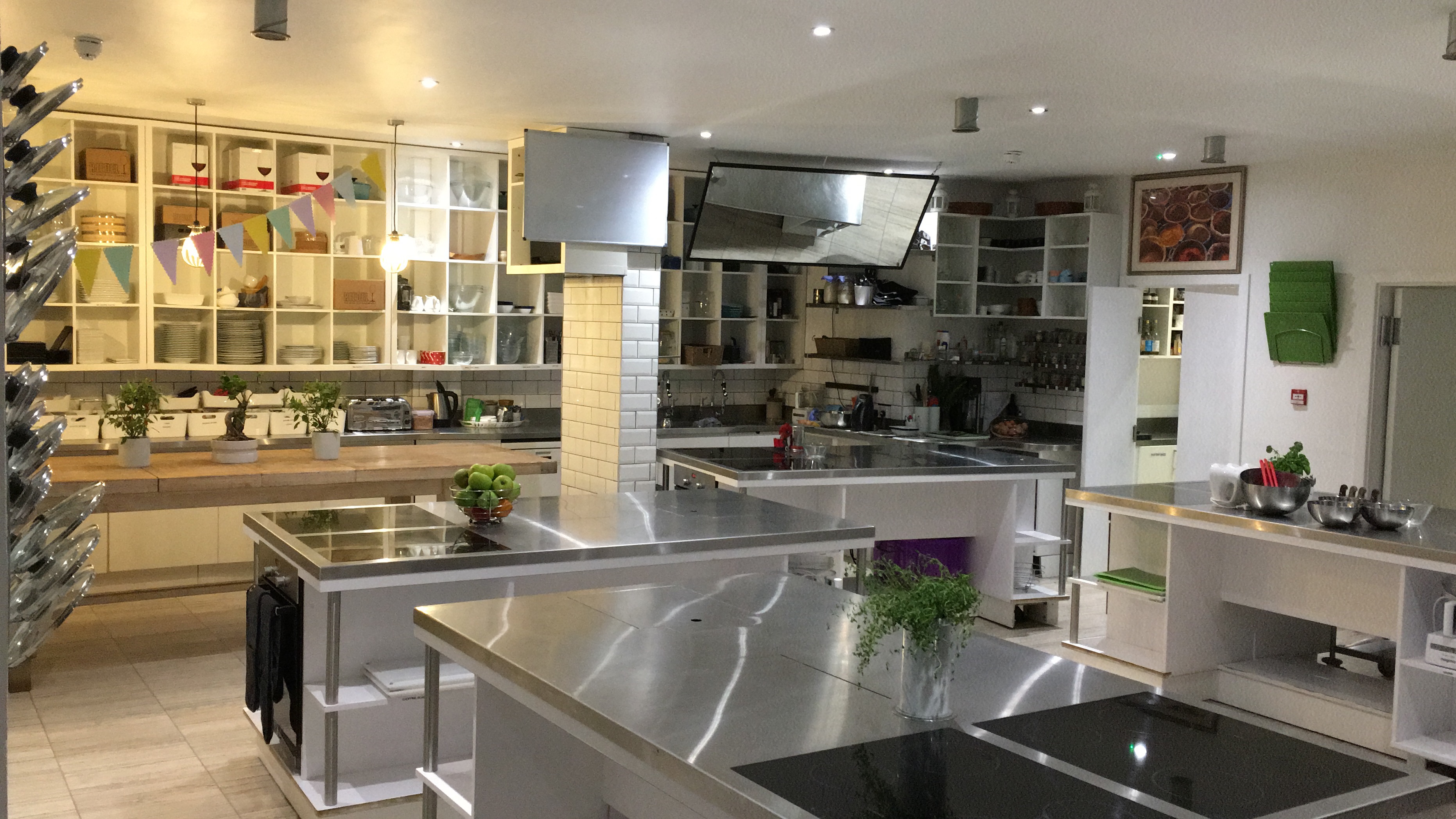 Modern professional kitchen for rent, ideal for culinary events and workshops.