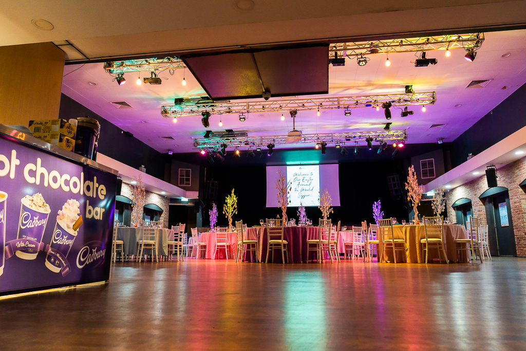 Vibrant event space with elegant tables, ideal for gatherings and presentations.