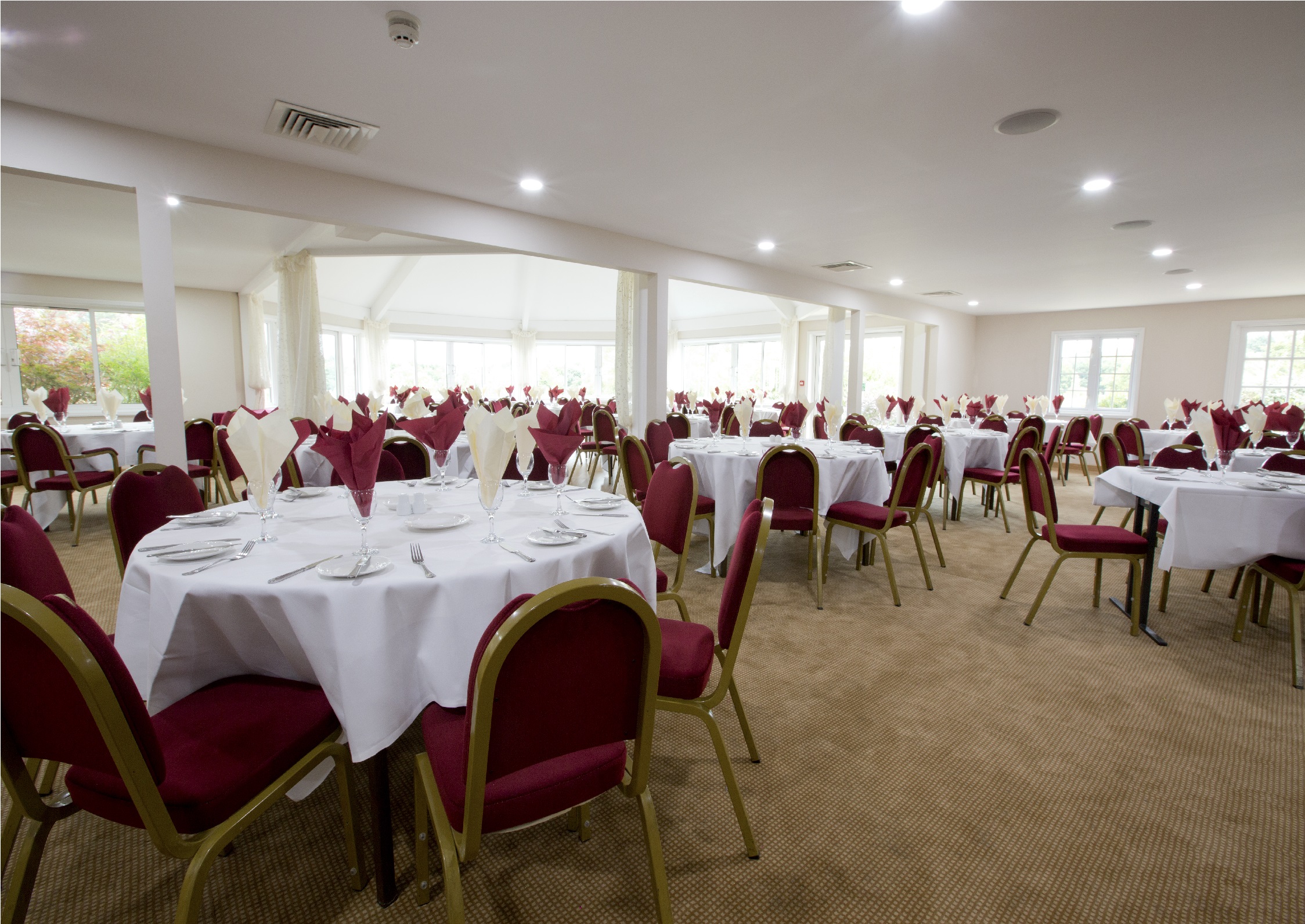 Garden Suite at Sandford Springs: elegant event space for banquets and corporate gatherings.