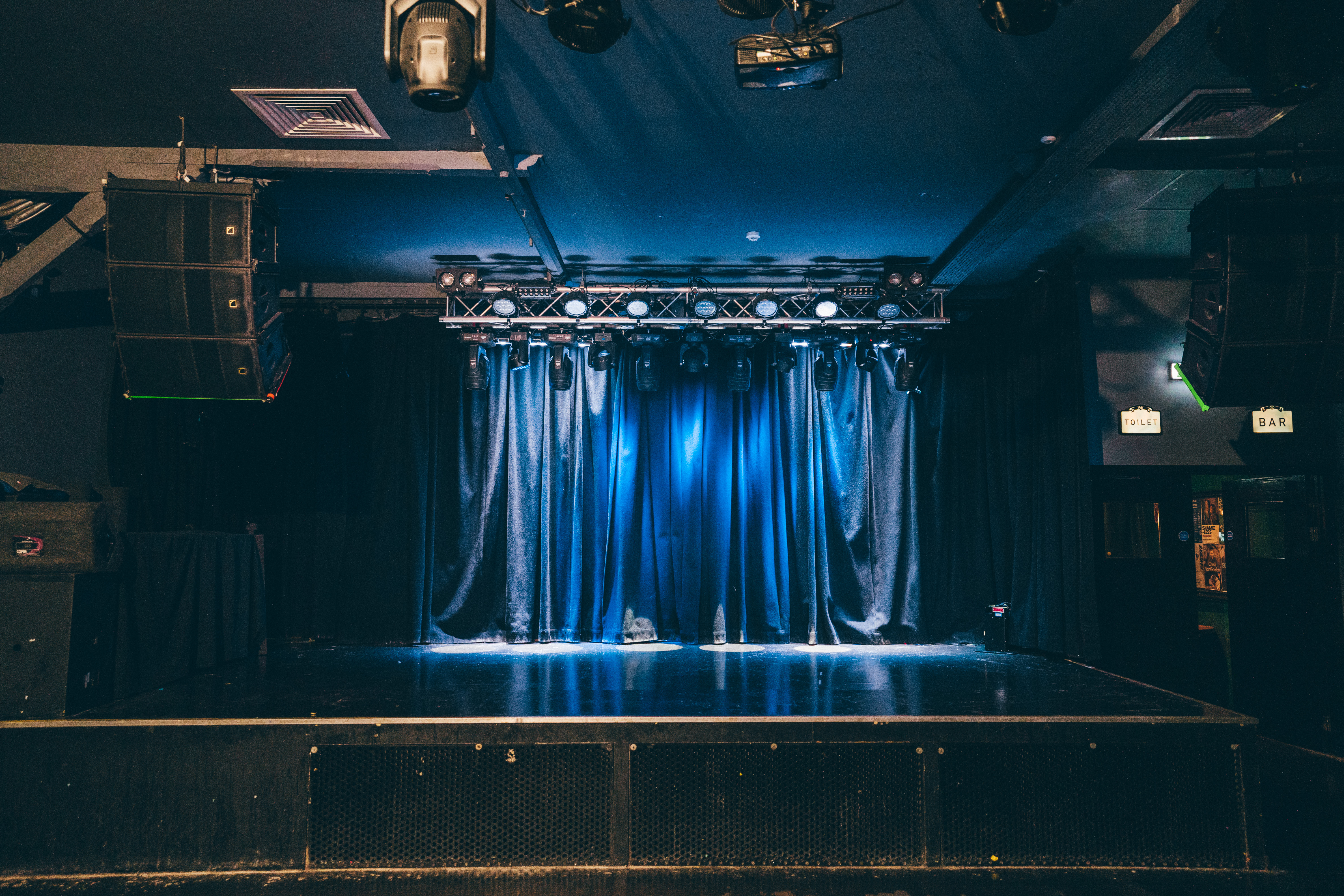 Versatile event space in Oslo Hackney with stage, ideal for concerts and corporate events.