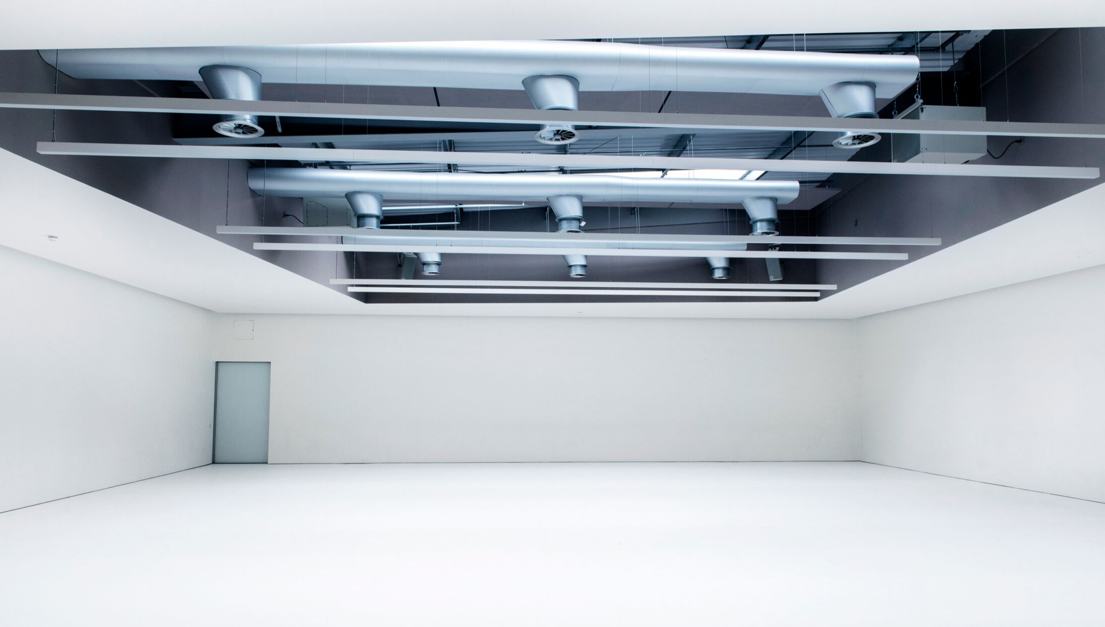 Minimalist event space with high ceiling, ideal for conferences and workshops.