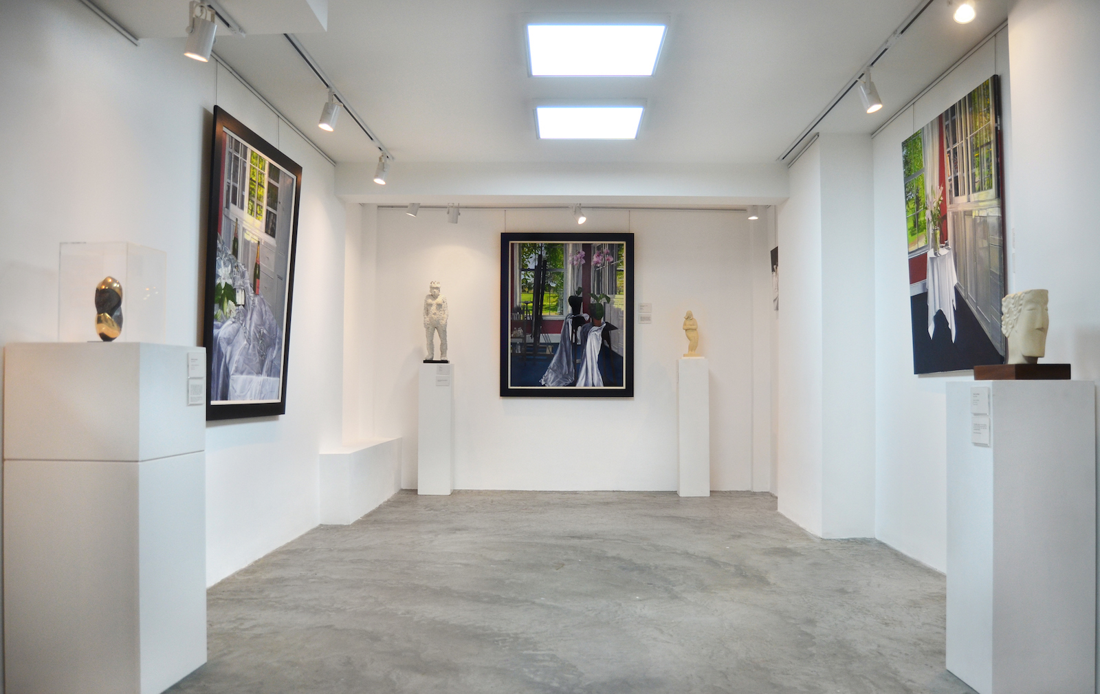 Modern art gallery space with natural light, ideal for intimate events and exhibitions.