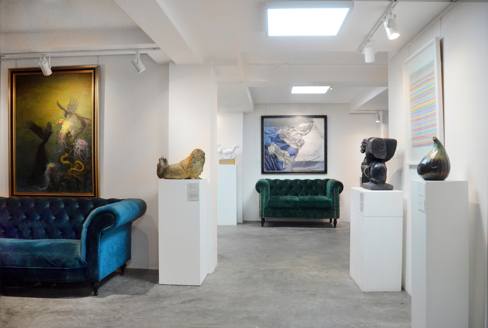 Stylish gallery space at Sunny Art Centre for art events and intimate meetings.