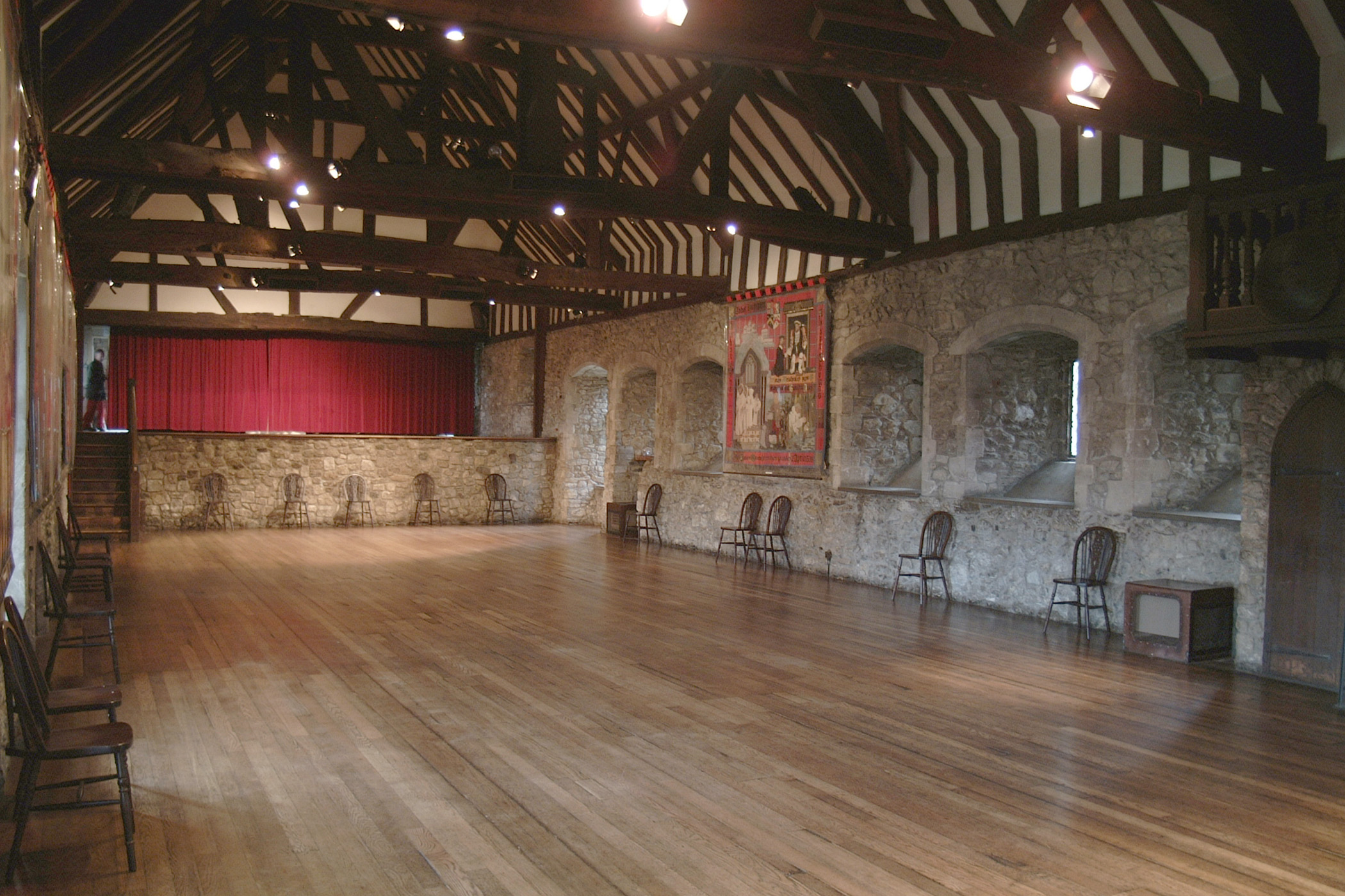 Spacious rustic event venue in Beaulieu with wooden beams and flexible seating.