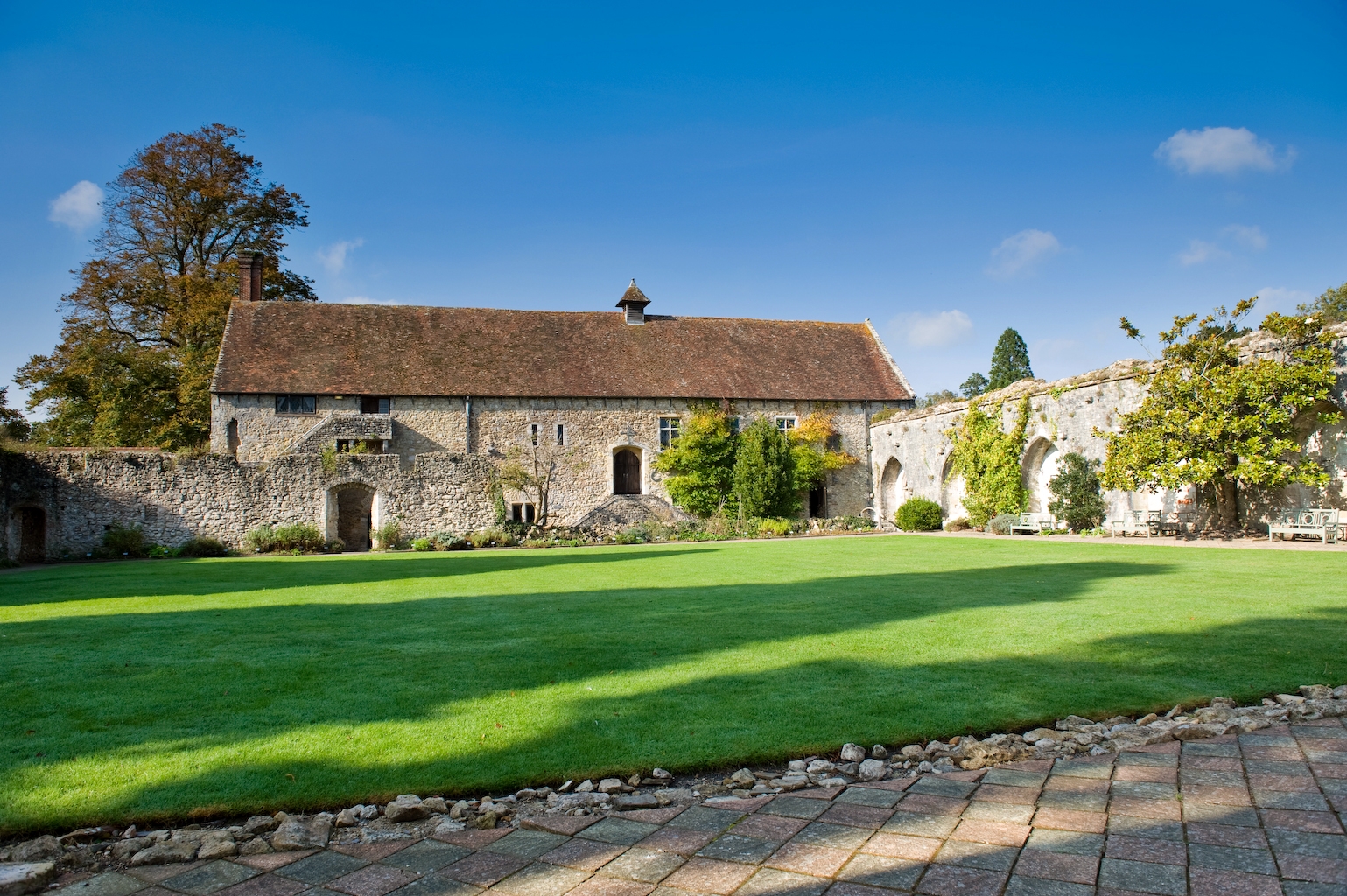 Charming stone venue in Beaulieu for outdoor weddings and corporate events.