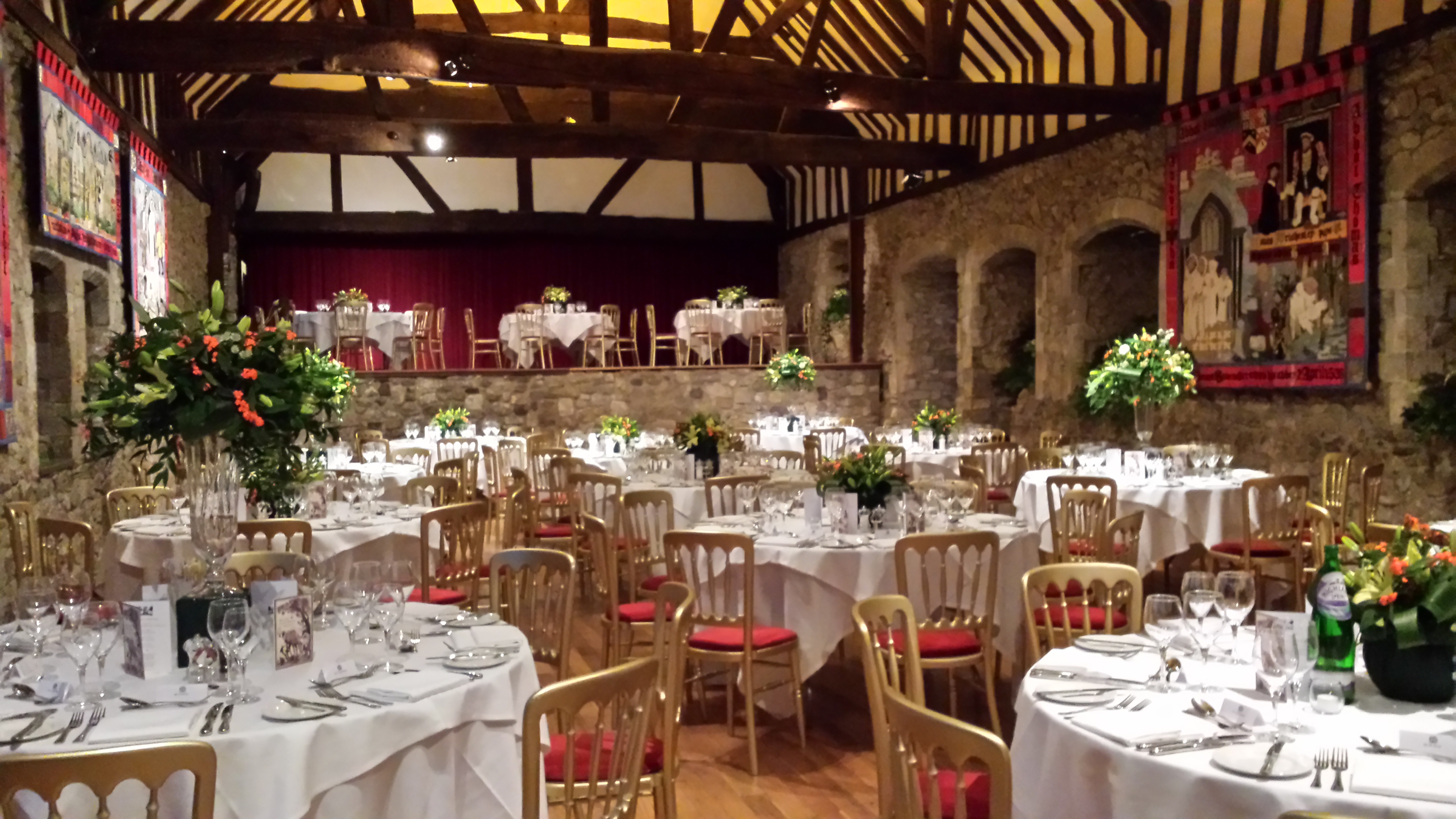 Elegant banquet hall in Domus, Beaulieu with floral centerpieces for weddings and events.