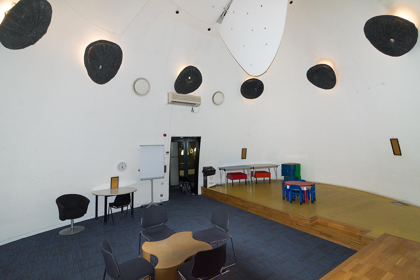 Peckham Pod 2 meeting space with high ceiling, ideal for workshops and presentations.