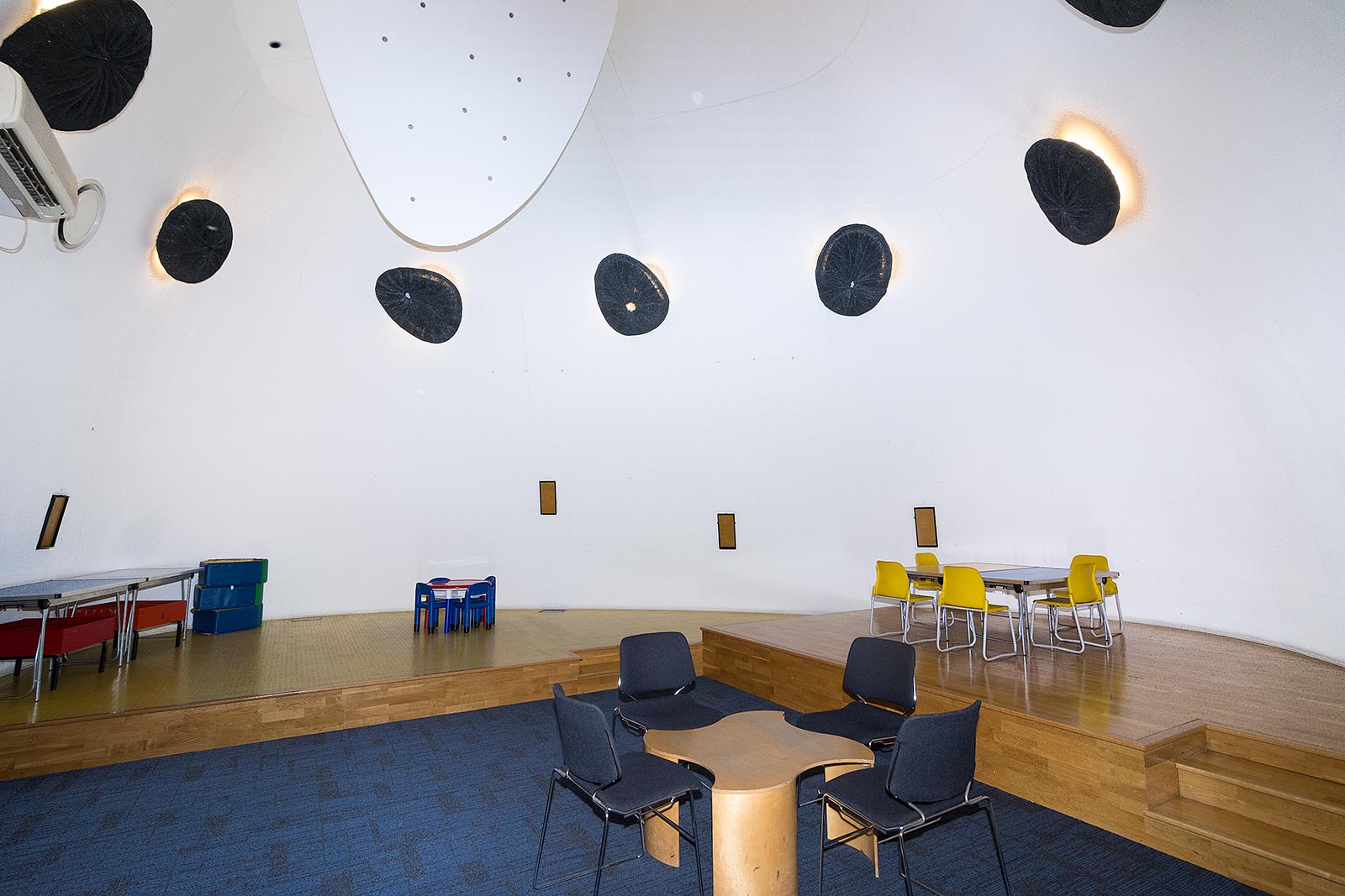 Peckham Pod 2 event space with curved walls, ideal for workshops and gatherings.