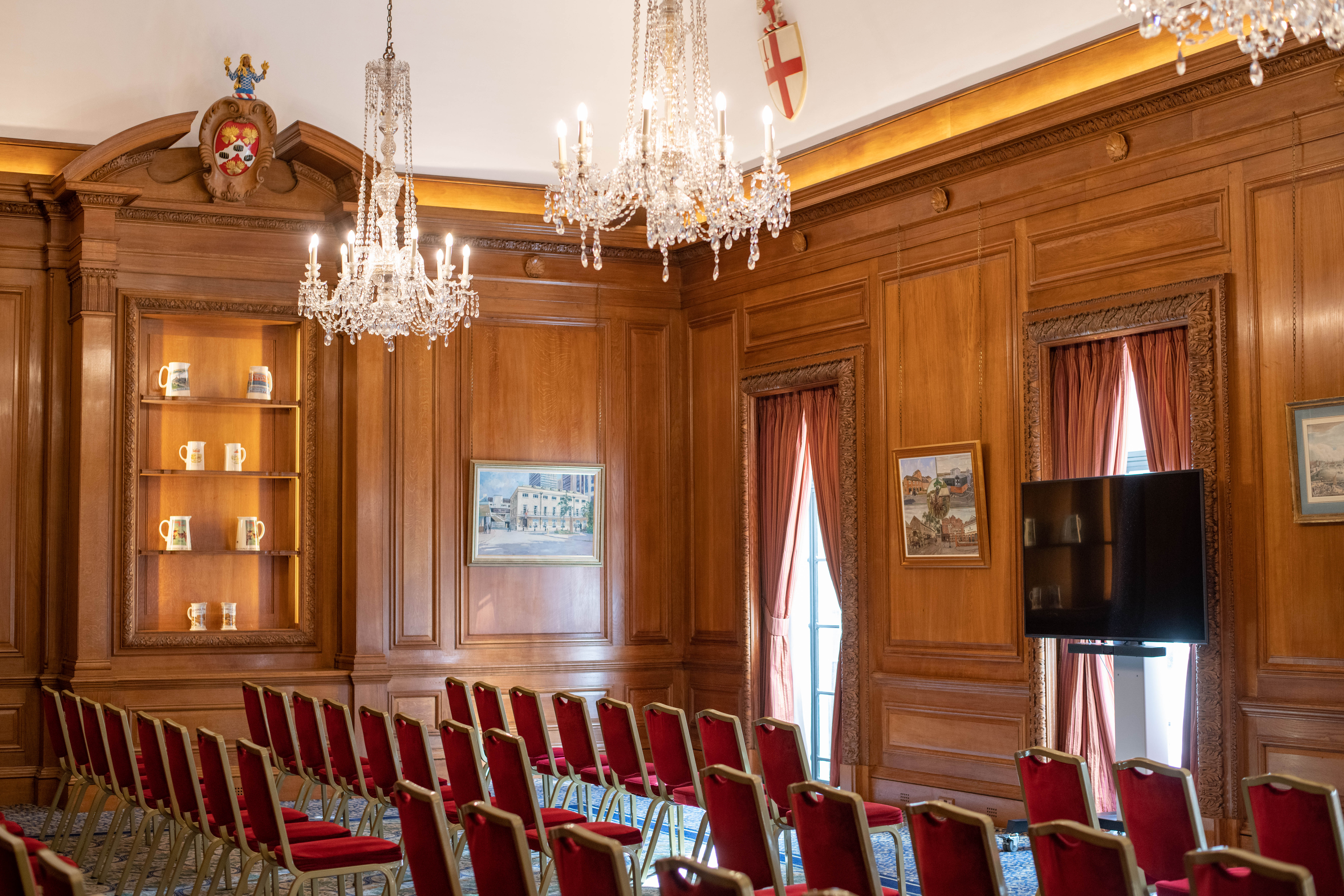 Elegant meeting room with wooden paneling, perfect for corporate events and gatherings.