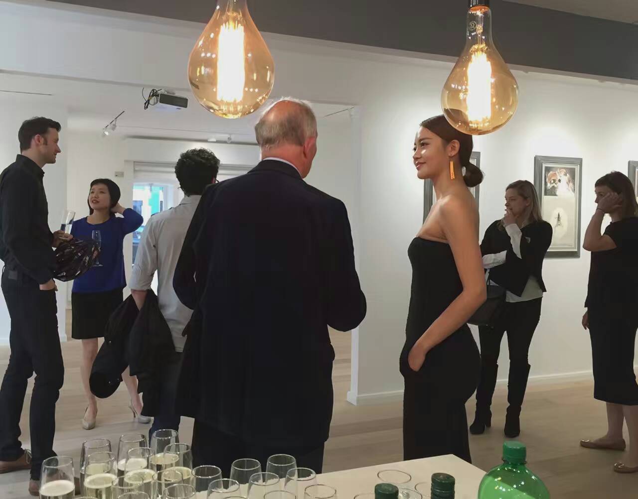 Vibrant networking event in modern Arthill Gallery with stylish attendees.