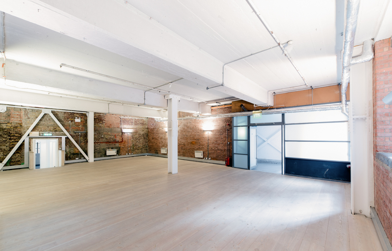 Rear Studio  - lu13i334aq4.jpg