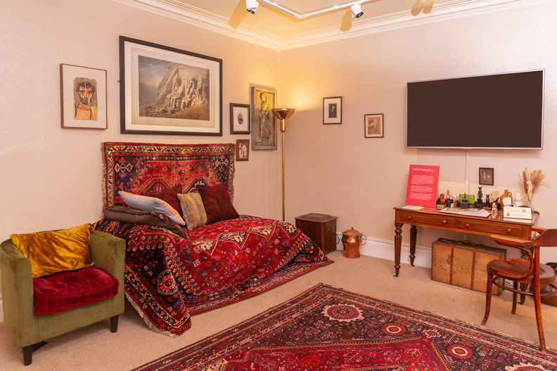 Cozy meeting space in Freud Museum London, ideal for creative discussions and brainstorming.