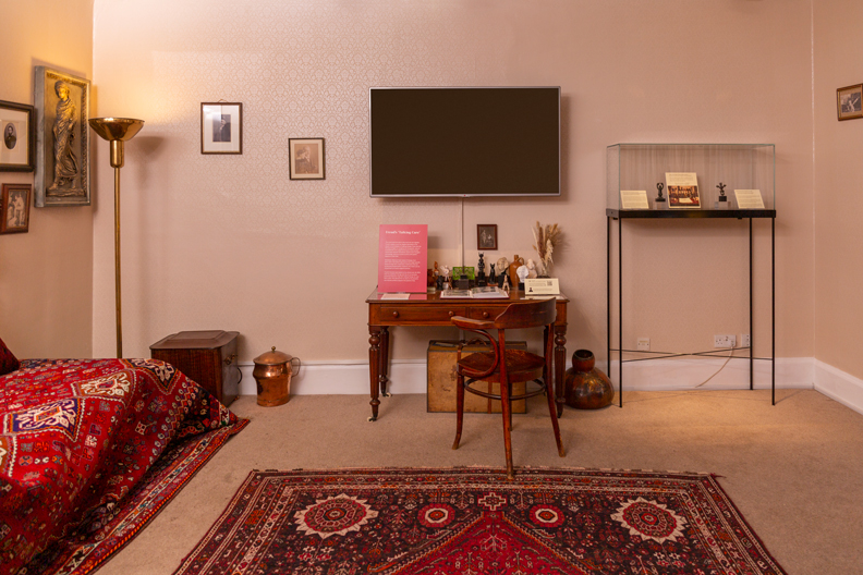 Cozy meeting space in Freud Museum London, perfect for gatherings and brainstorming sessions.