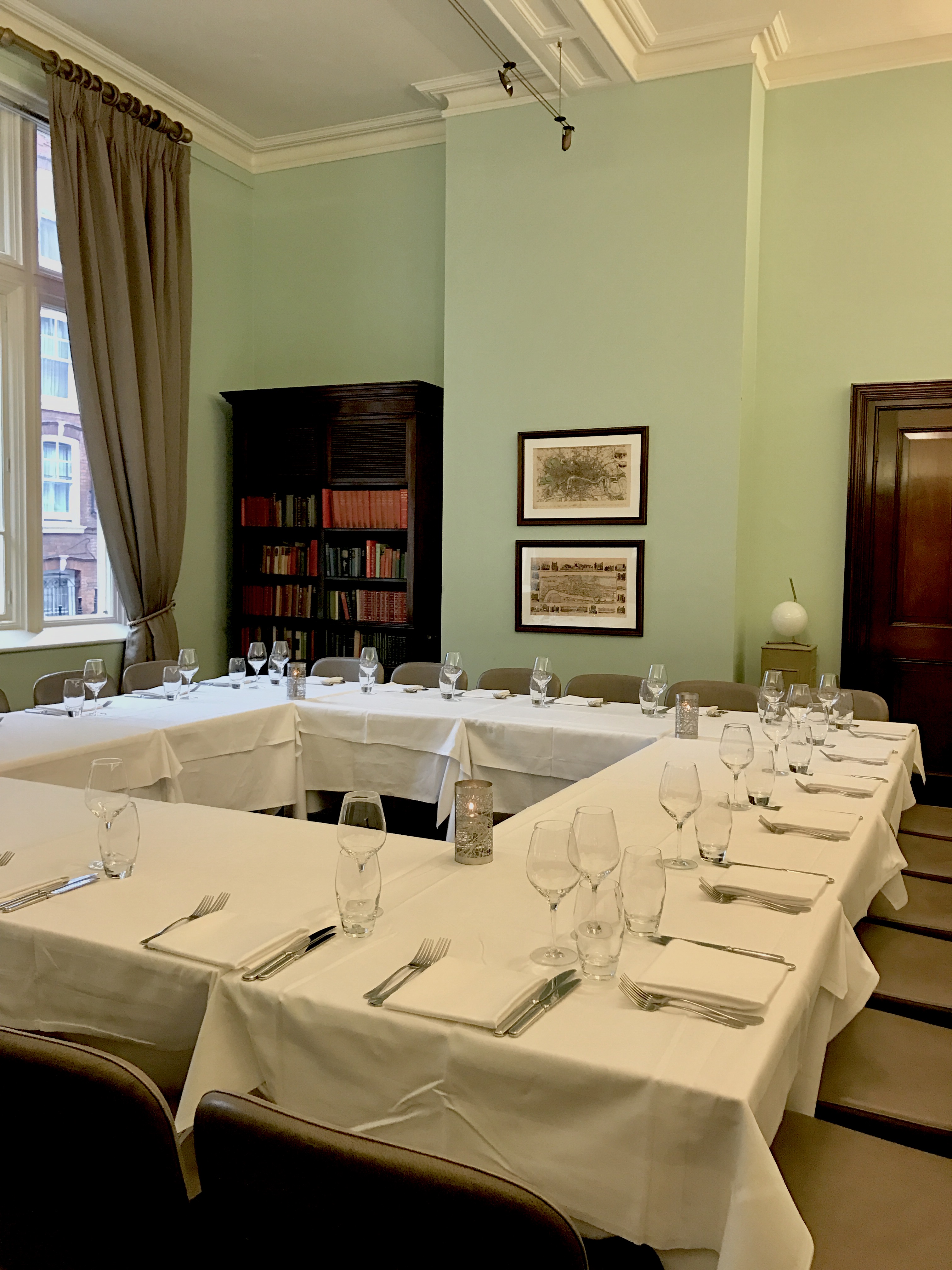 Library Bar at Cinnamon Club: U-shaped meeting room with elegant decor for strategic sessions.