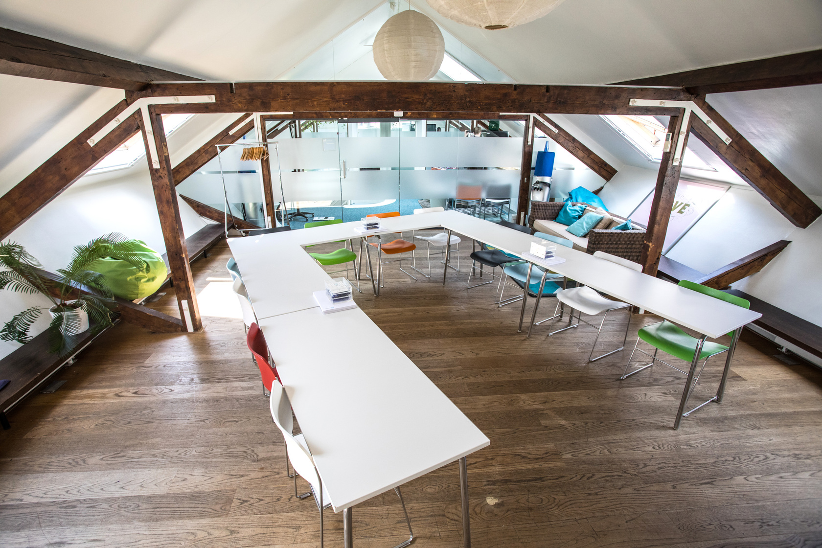 Modern U-shaped meeting space with natural light for workshops and brainstorming.