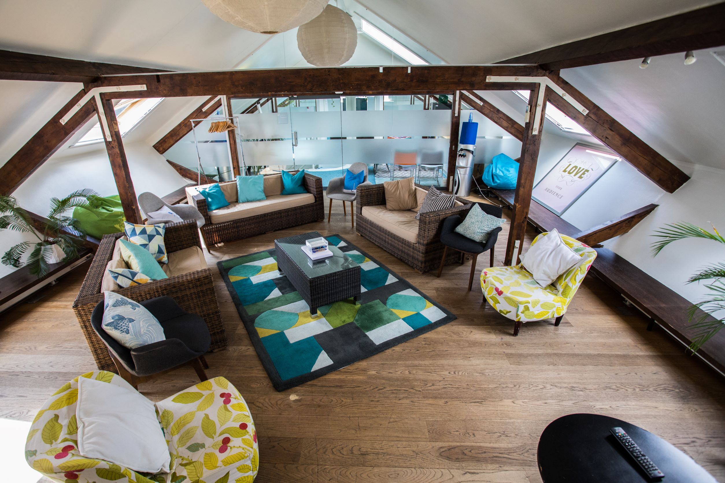 Stylish meeting space with vibrant decor for workshops and brainstorming sessions.