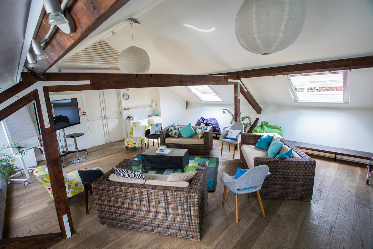 Cozy meeting space with natural light for workshops and team-building at Wallacespace St Pancras.