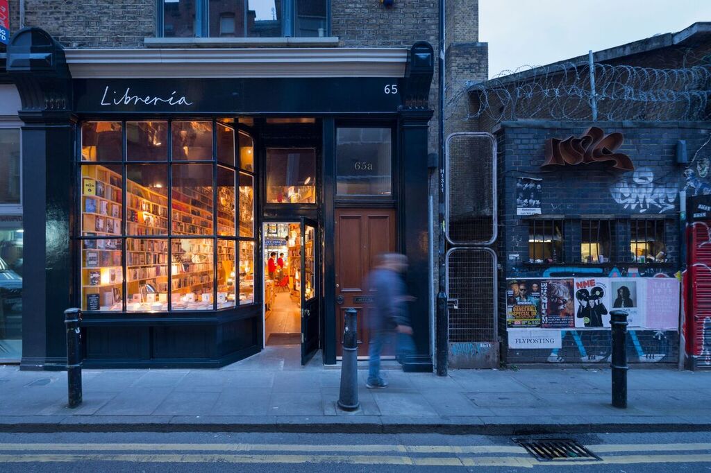 Charming bookstore facade in Libreria, perfect for intimate events and book launches.