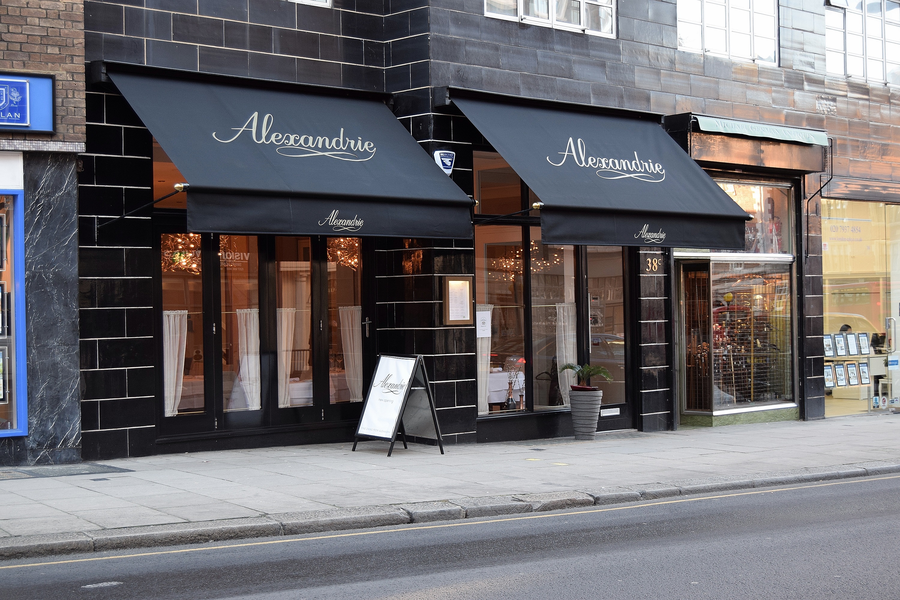 Coloured Canyon Dining Room and Bar - mbgp22s225z.JPG