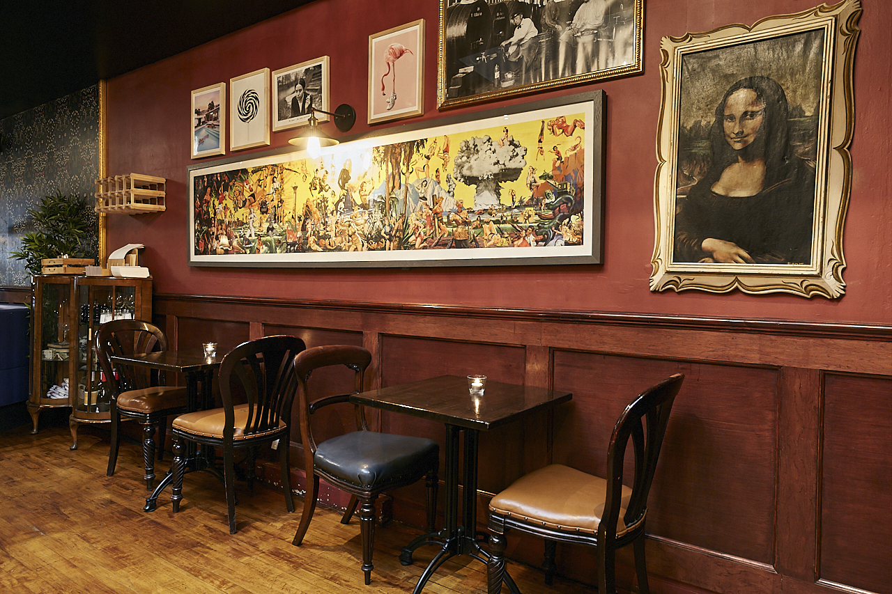 Cozy eclectic venue in Little Bat, ideal for intimate meetings and small events.