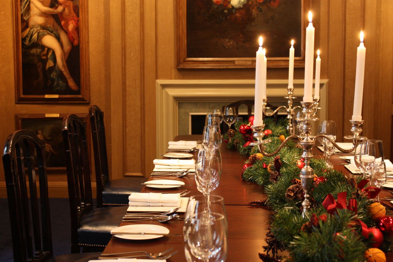 Elegant dining table in Painted Chamber, perfect for corporate dinners and holiday gatherings.