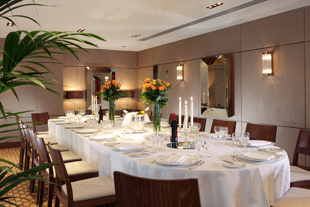 Elegant dining room in Chestnut Suite, Royal Lancaster London for corporate events.