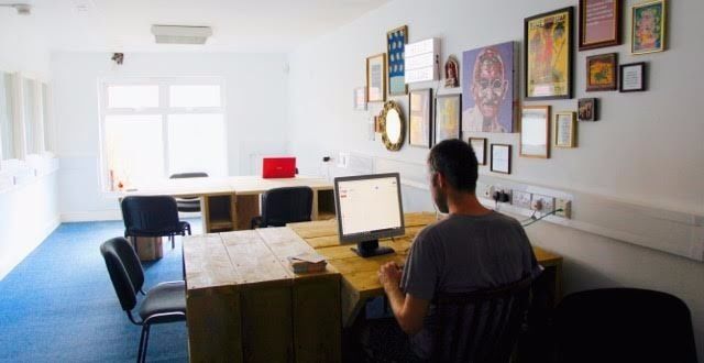 Minimalist desk hire in Blighty Workspace for creative meetings and team-building.