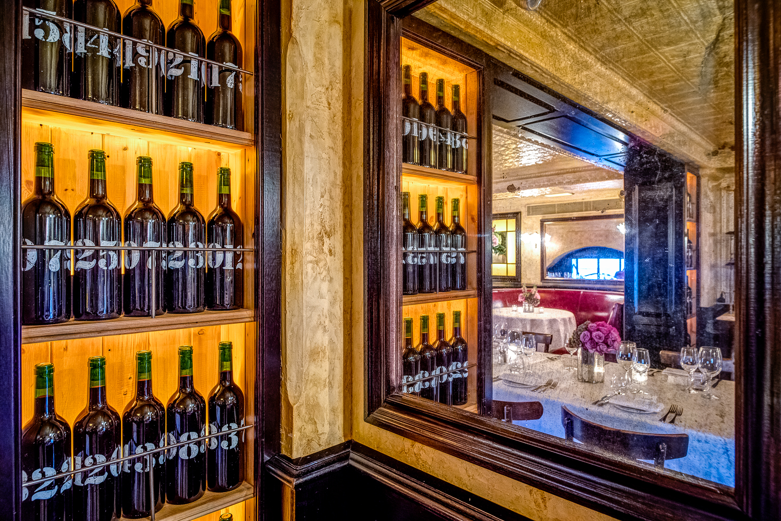 Elegant dining space in Le Grand Salon Prive, perfect for upscale events and gatherings.