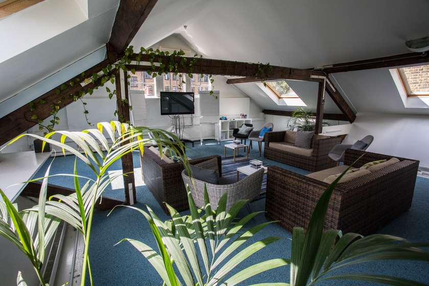 Modern meeting space with skylights, ideal for brainstorming and workshops at Wallacespace.