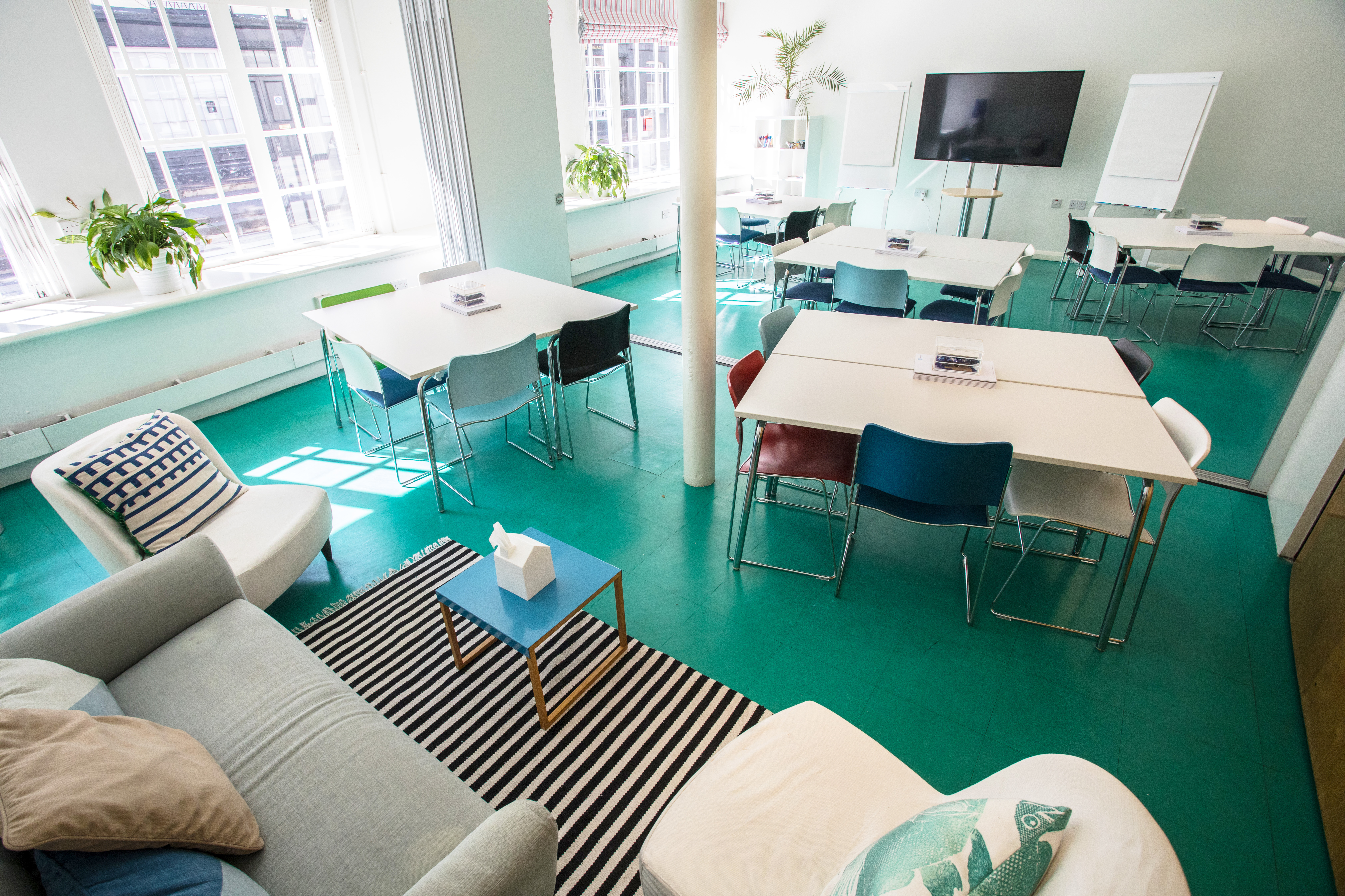 Modern meeting space with flexible seating for workshops at Wallacespace St Pancras.