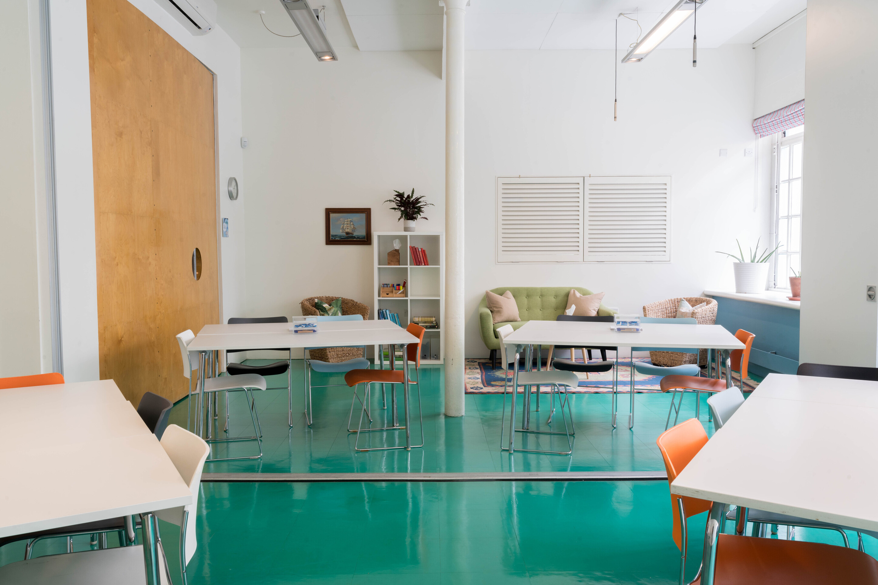 Versatile meeting space with modern furniture for workshops at Wallacespace St Pancras.