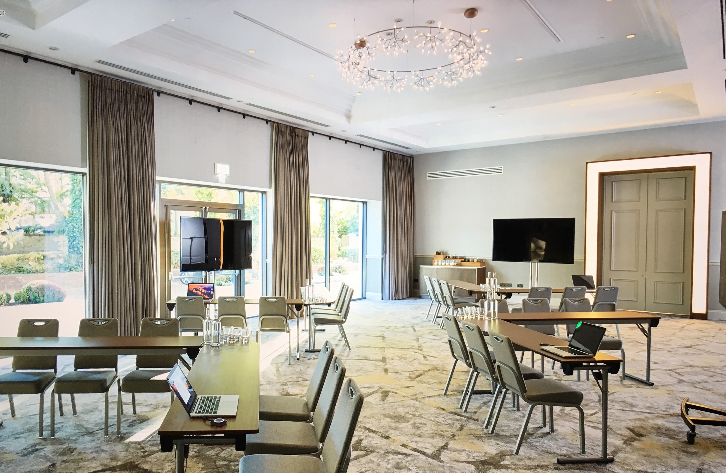 Modern meeting room at Primrose Hill, London Marriott for corporate events and presentations.