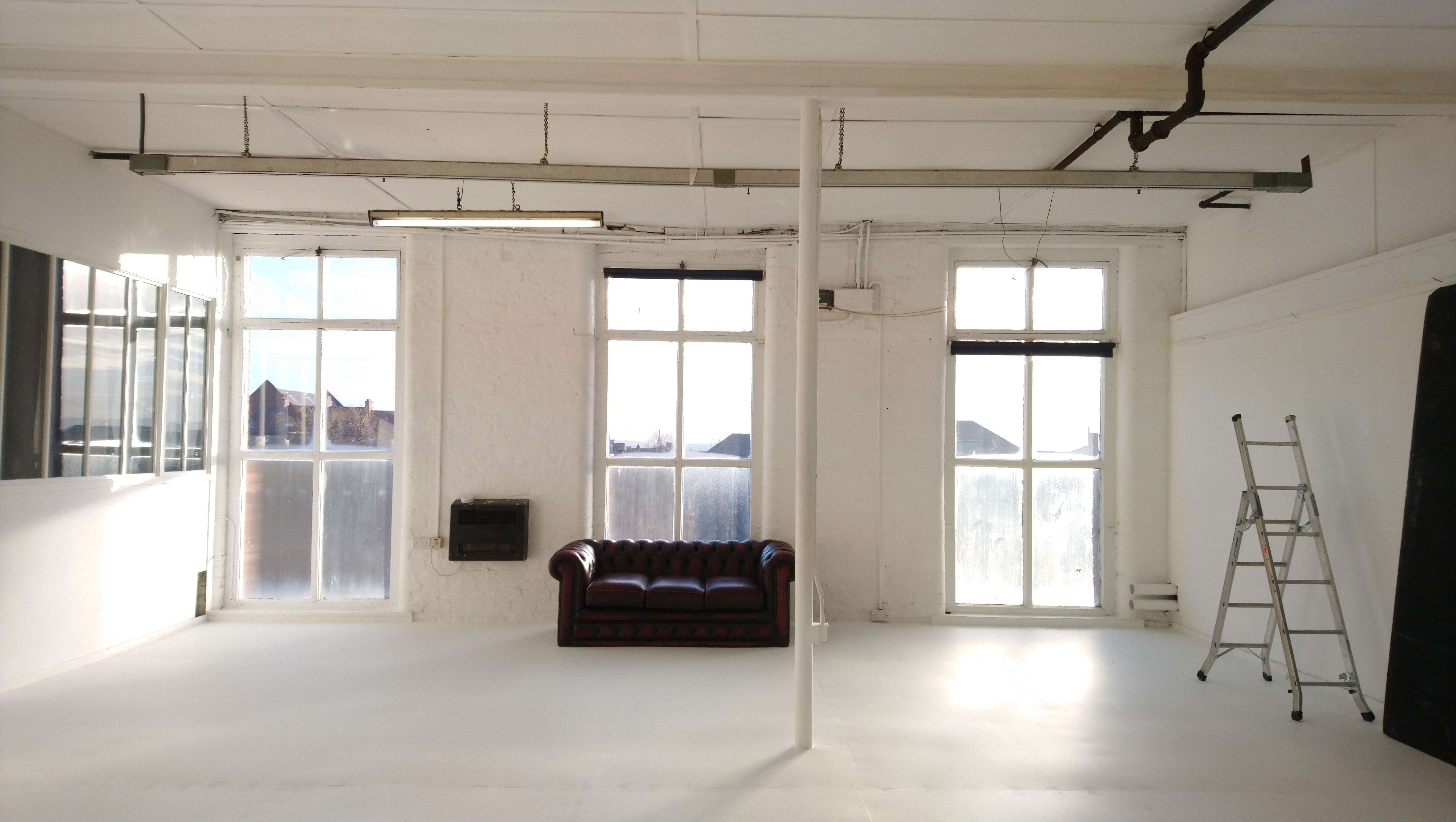 Spacious art studio with natural light, ideal for creative meetings and workshops.