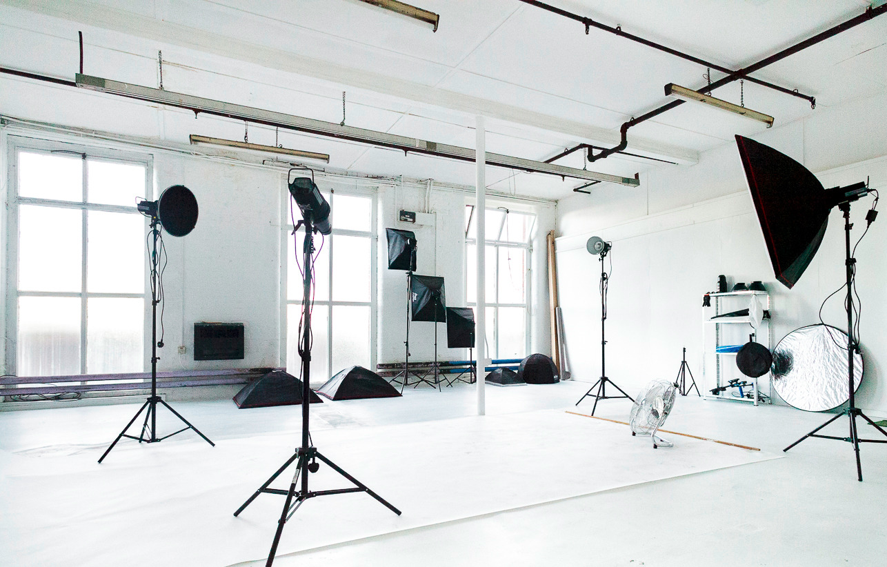 Versatile art studio space with natural light, ideal for photo shoots and workshops.
