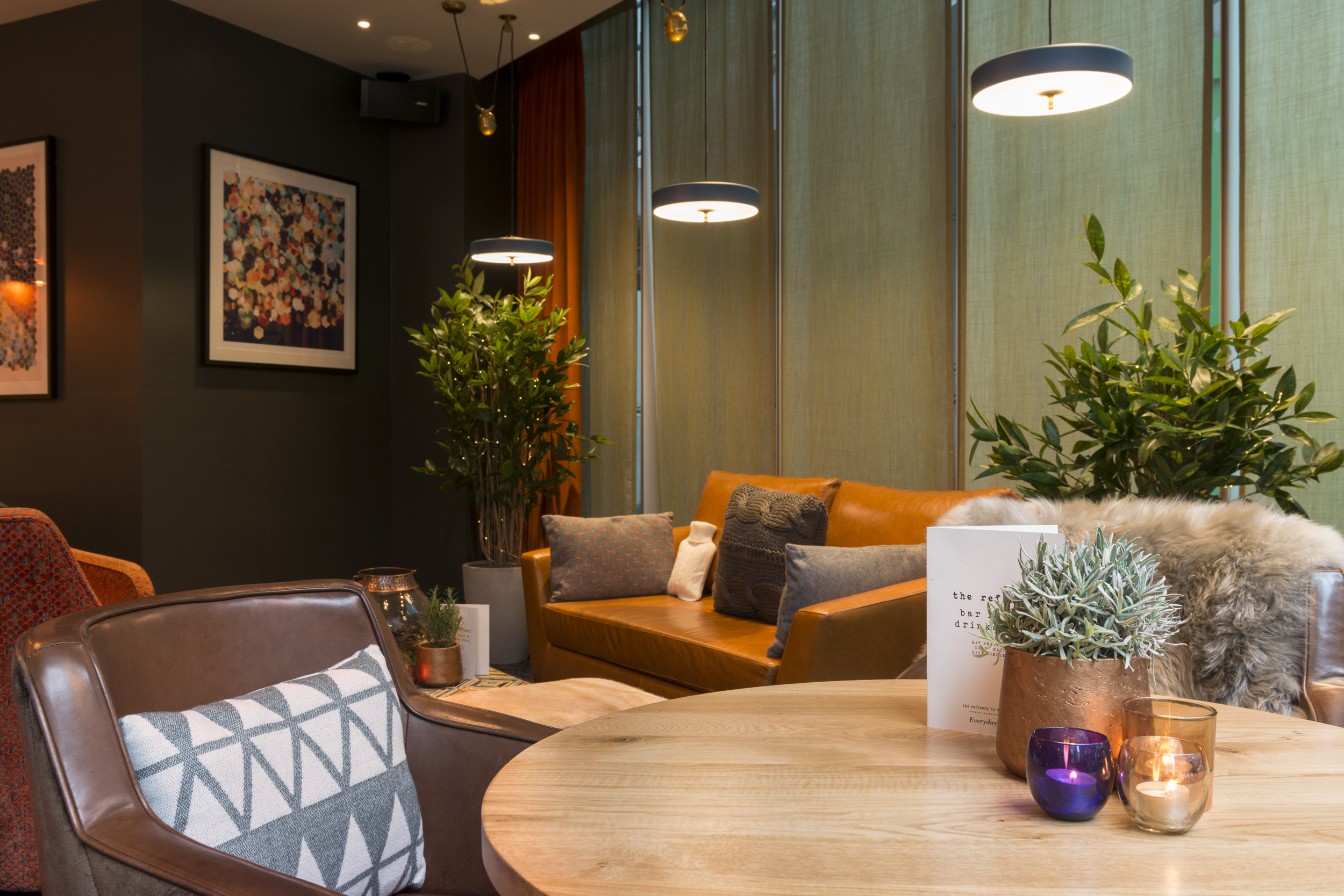 Stylish lounge with warm lighting, ideal for networking events and informal meetings.