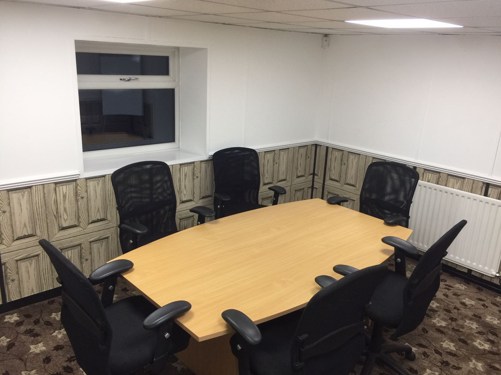 Minimalist meeting room with oval table, ideal for collaborative sessions and strategic planning.