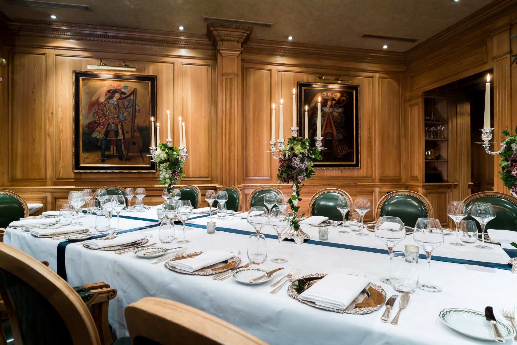 Elegant dining table in Windsor Suite, ideal for corporate events and intimate gatherings.