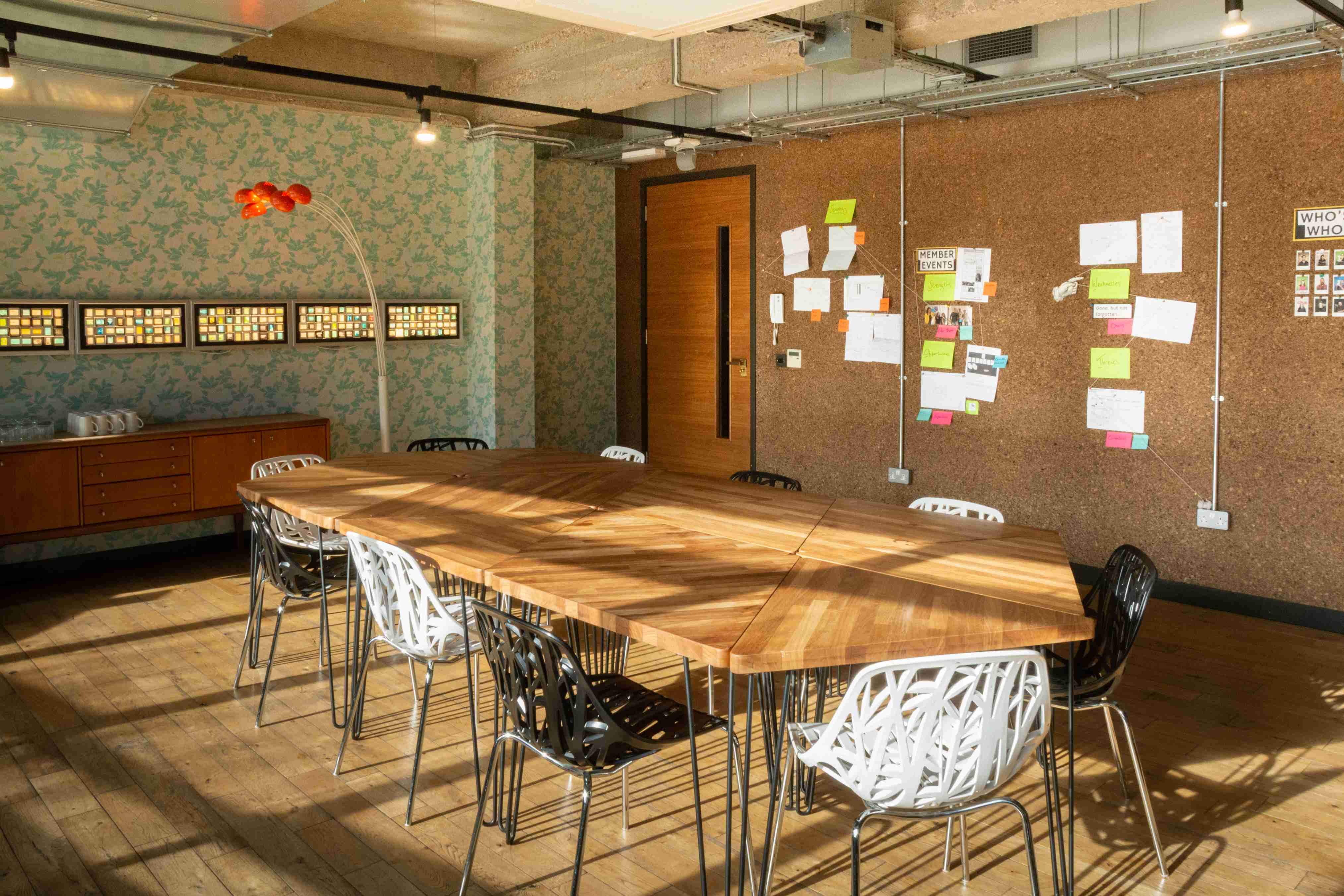Modern meeting space with wooden table, ideal for creative workshops and team meetings.